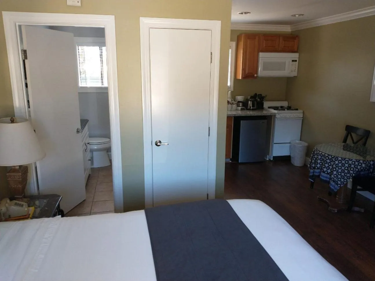 Bed in Sea Breeze Inn - Pacific Grove