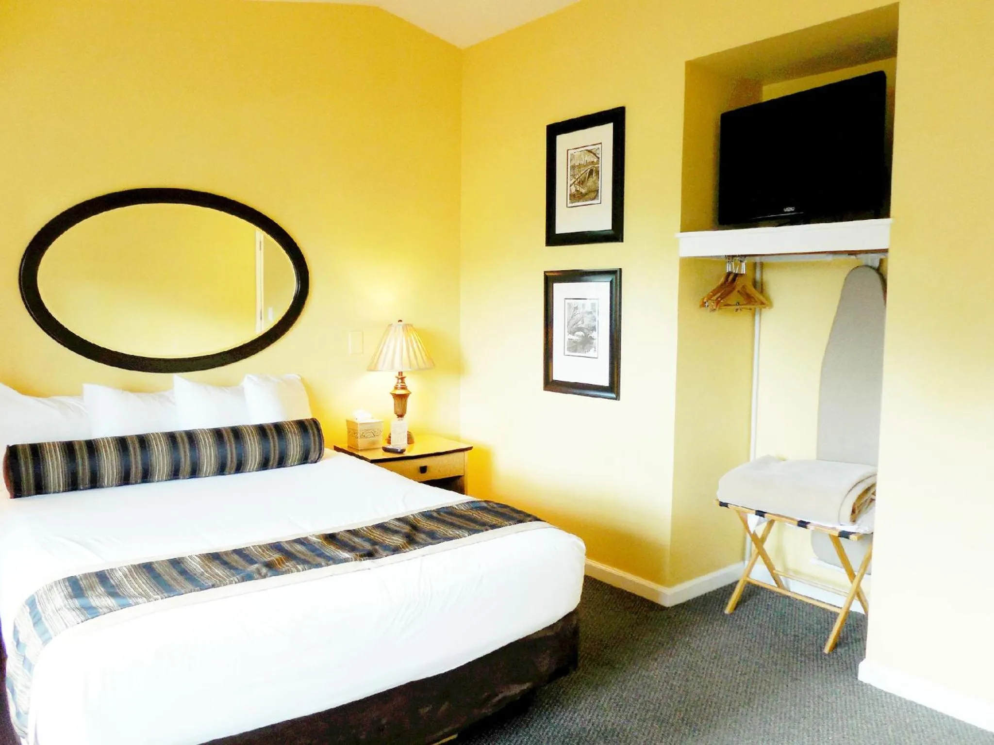 Bed in Sea Breeze Inn - Pacific Grove