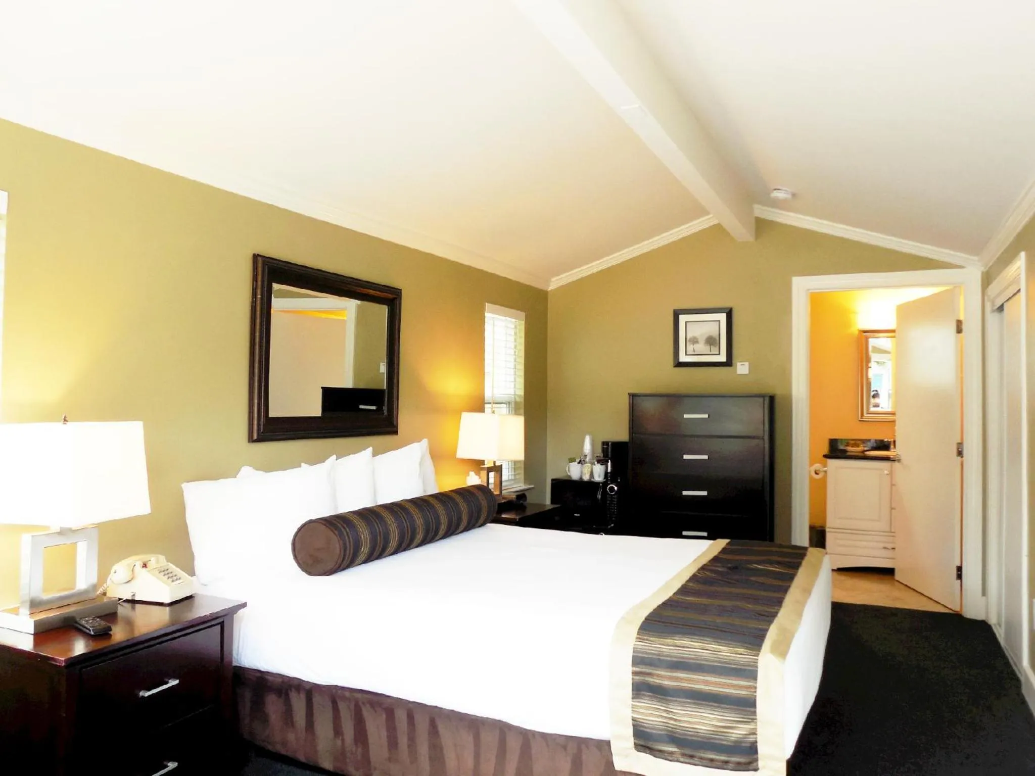 Bed in Sea Breeze Inn - Pacific Grove