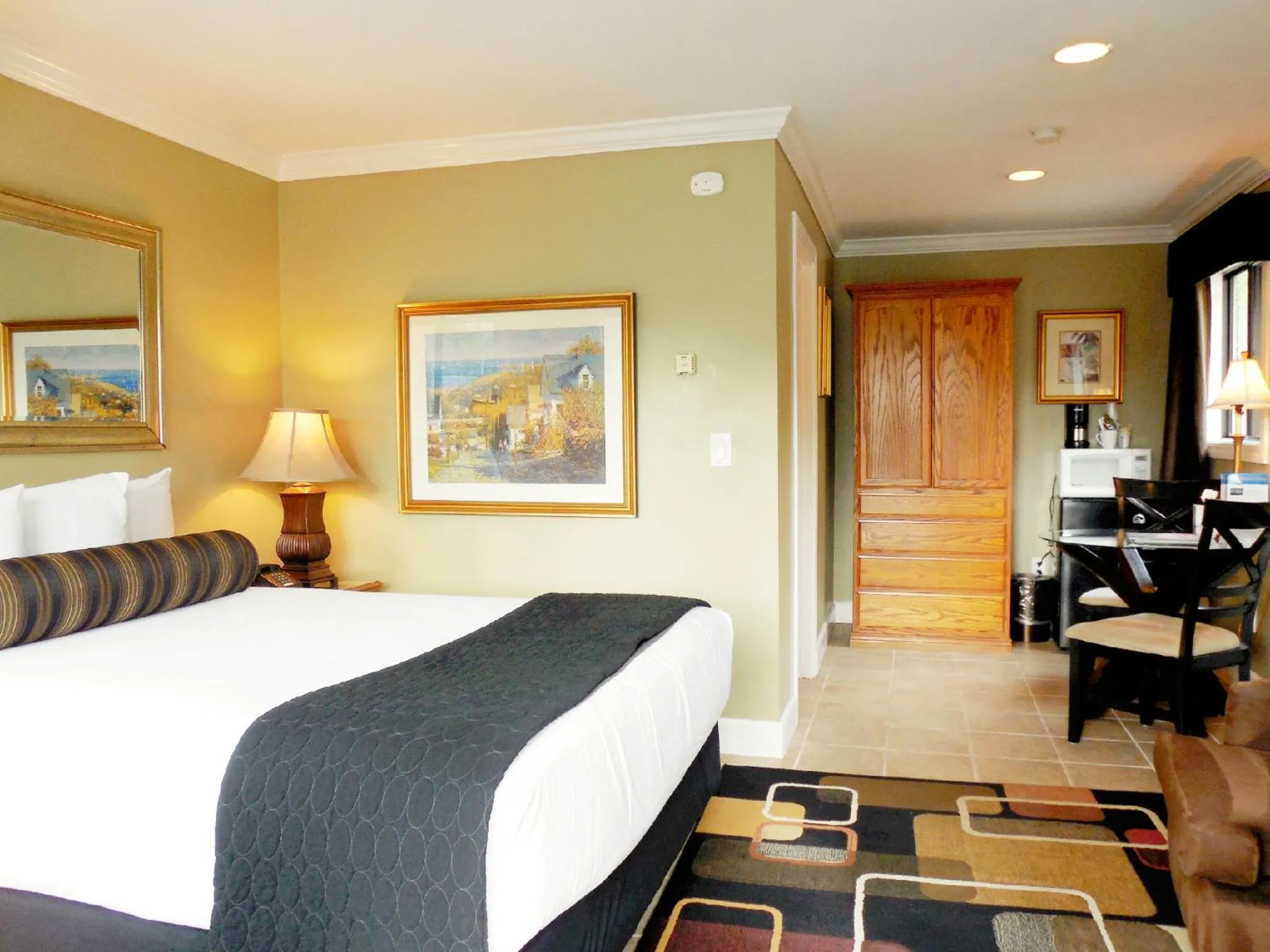 Bed in Sea Breeze Inn - Pacific Grove