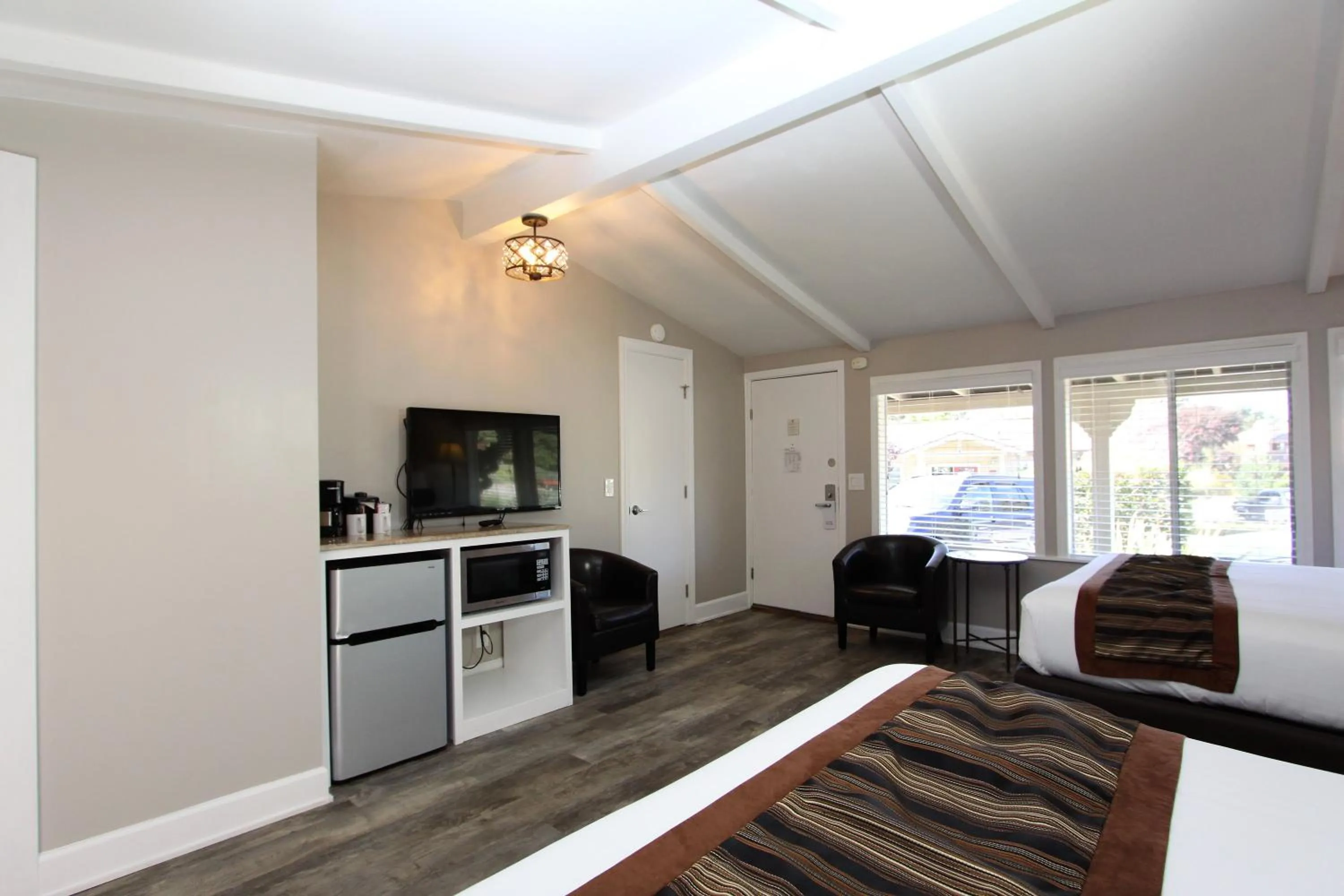 Bed in Monterey Peninsula Inn