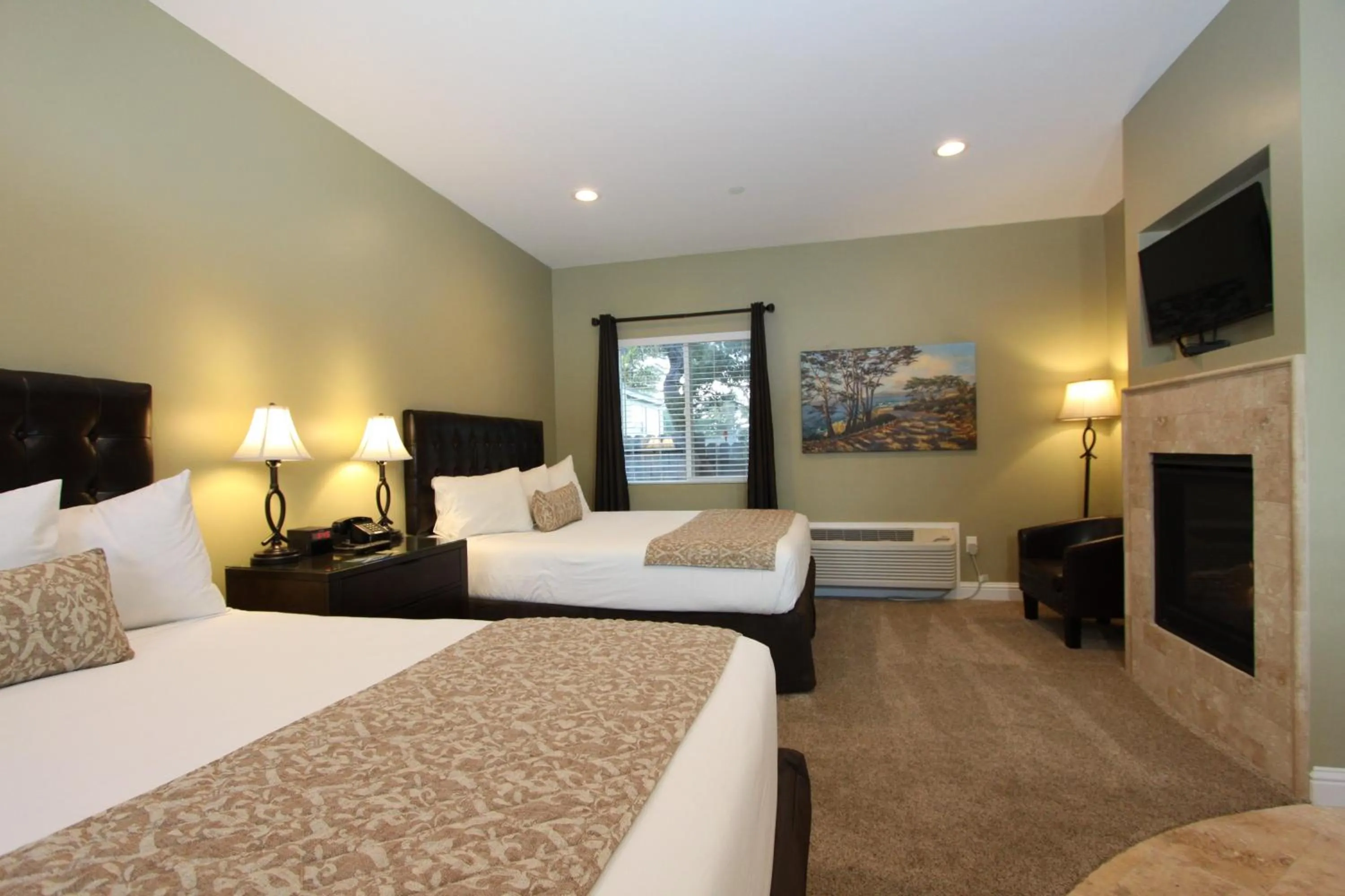 Bed in Monterey Peninsula Inn