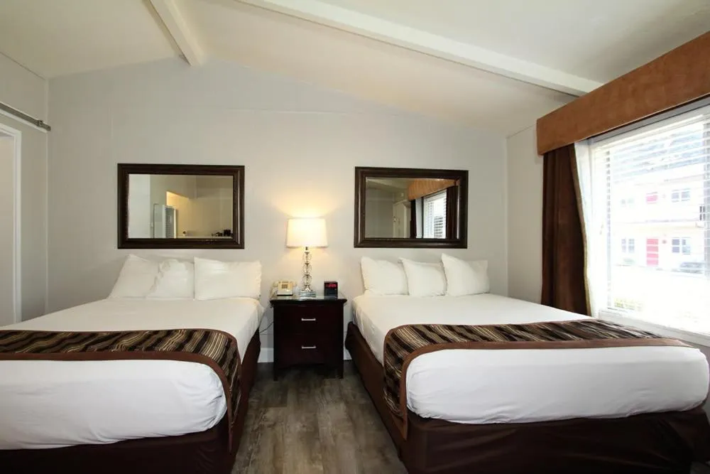 Bed in Monterey Peninsula Inn