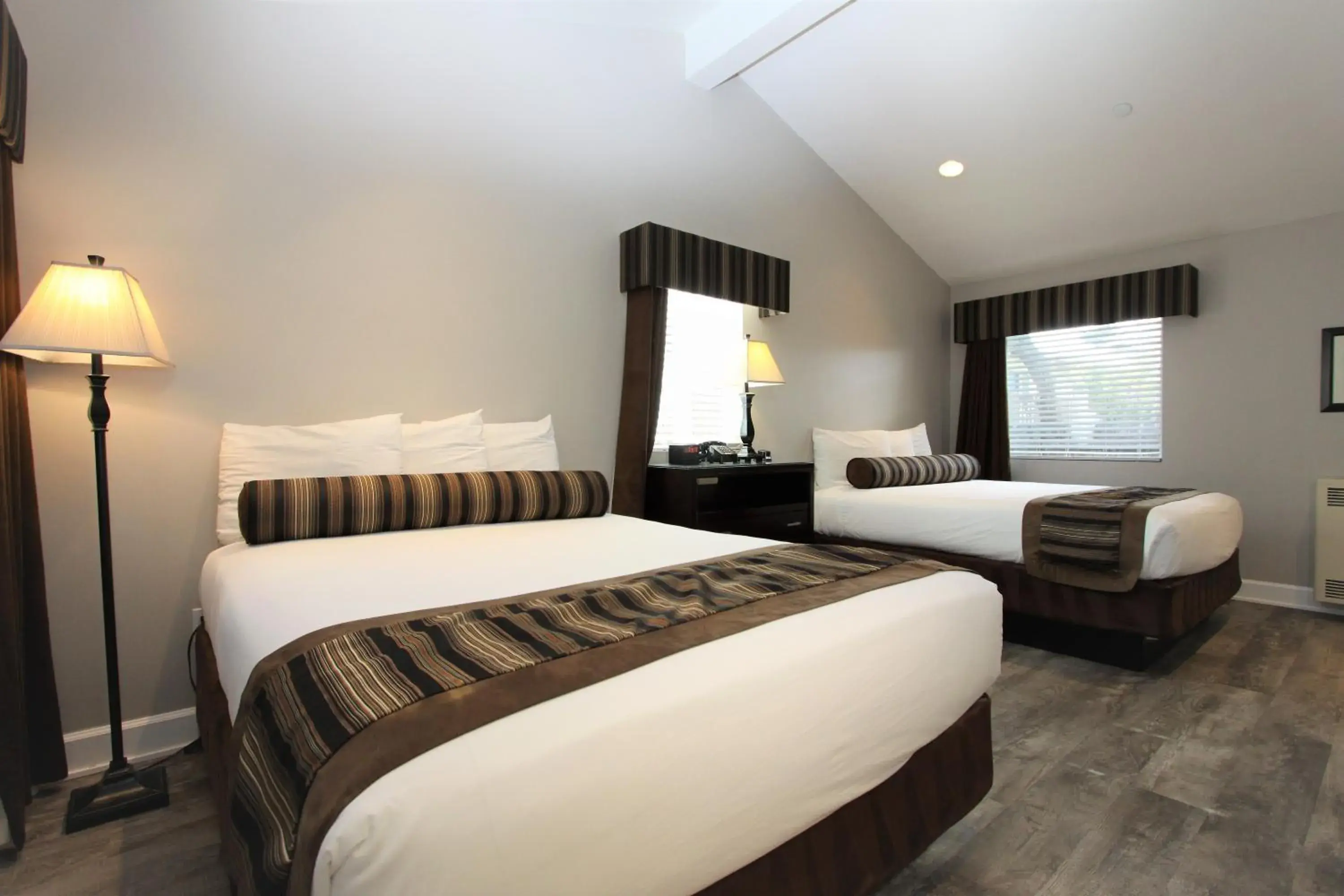 Bed in Monterey Peninsula Inn Bed in Monterey Peninsula Inn