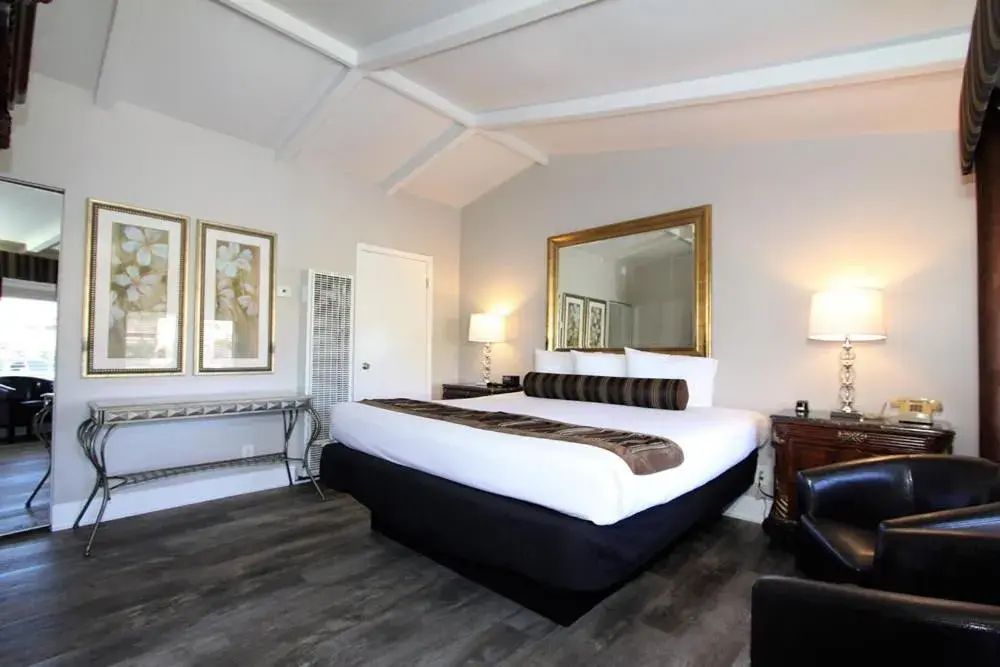 Bed in Monterey Peninsula Inn Bed in Monterey Peninsula Inn