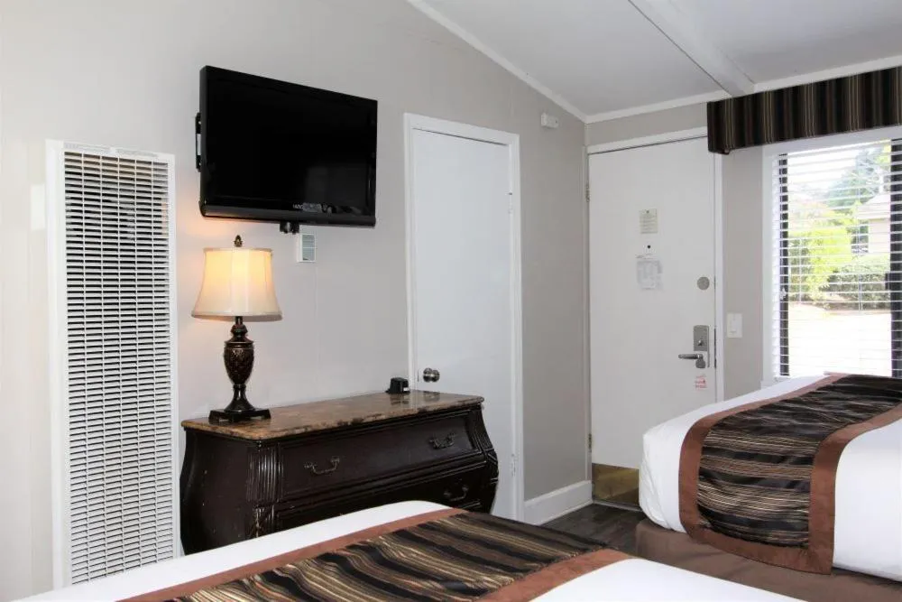 Bed in Monterey Peninsula Inn