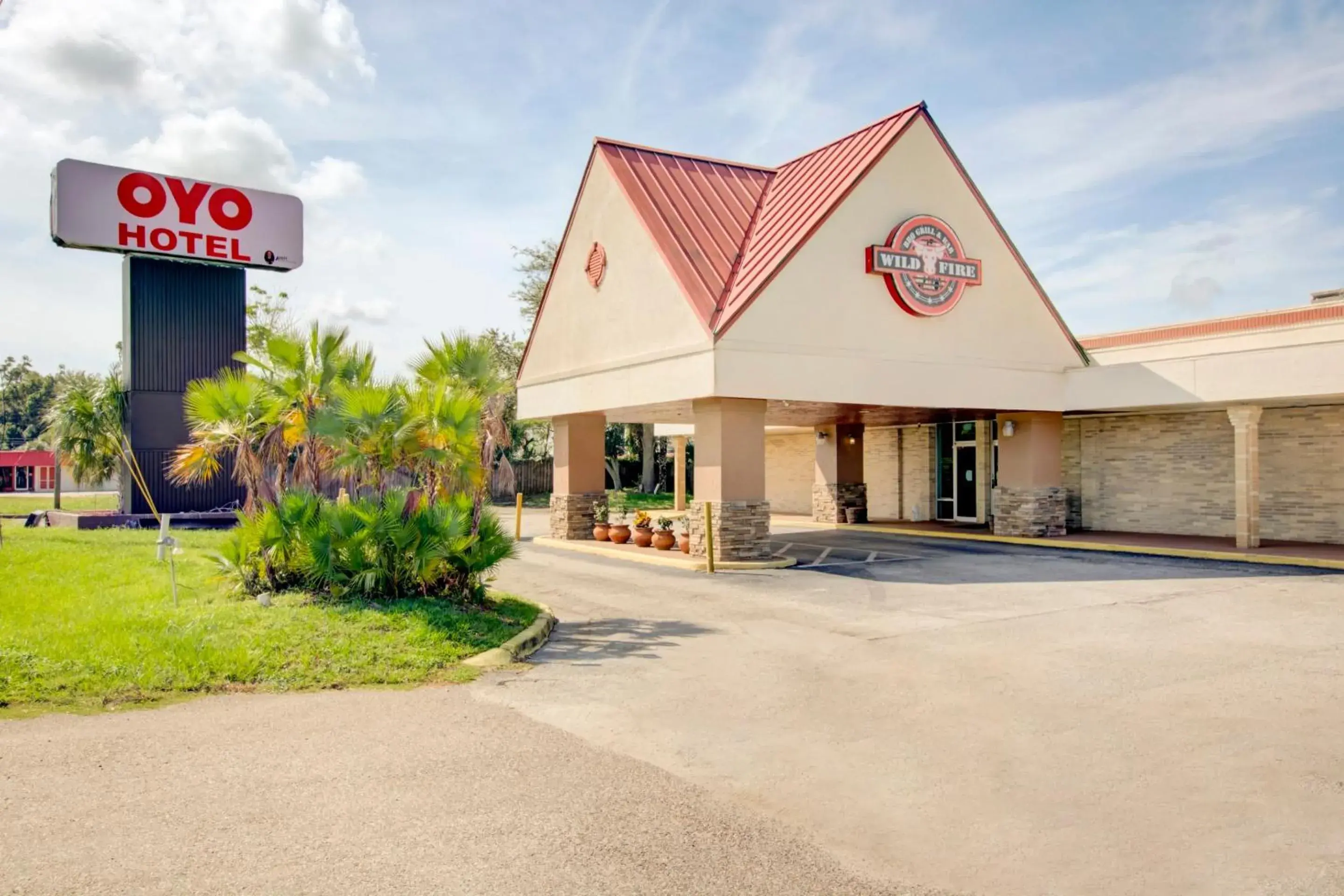 Facade/entrance in OYO Hotel Dundee By Crystal Lake Facade/entrance in OYO Hotel Dundee By Crystal Lake