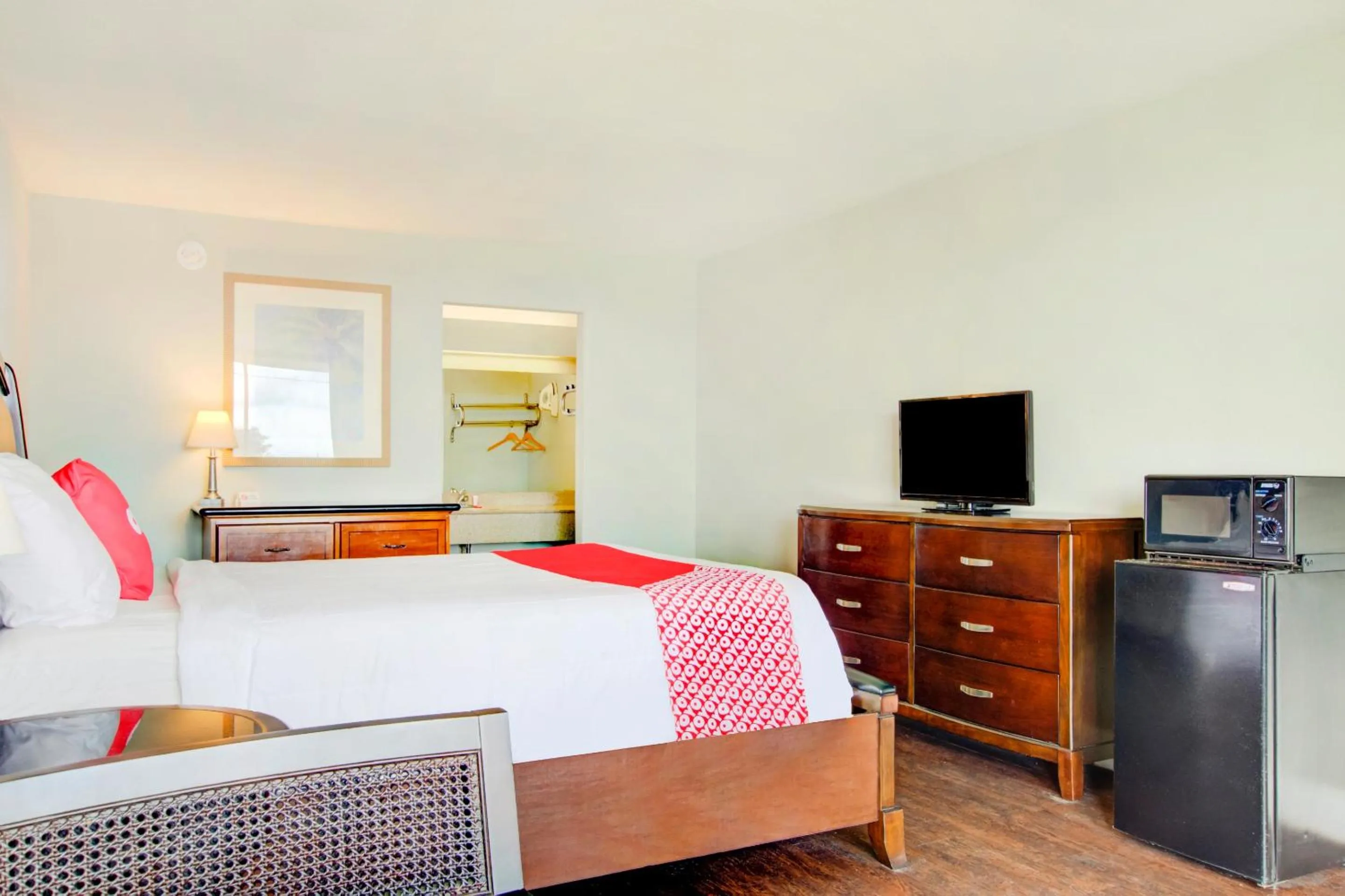 Bedroom, Bed in OYO Hotel Dundee By Crystal Lake