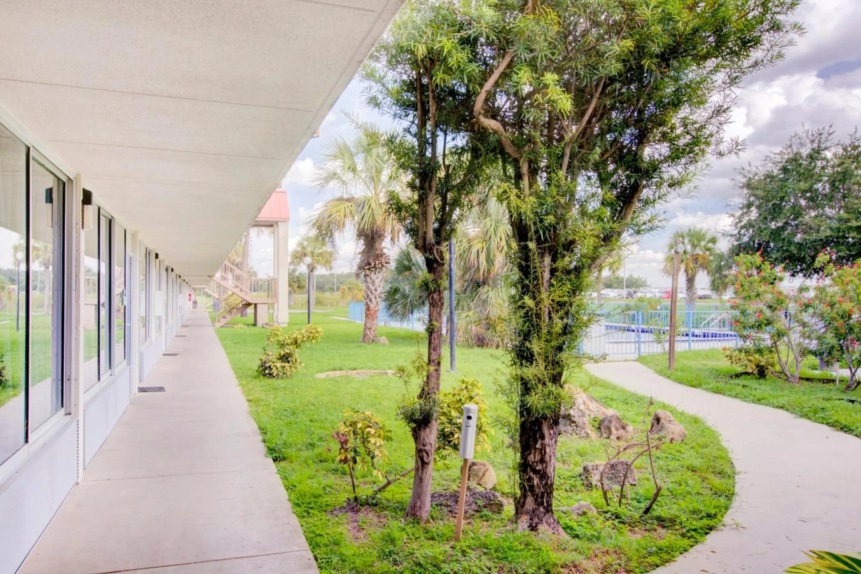 Garden in OYO Hotel Dundee By Crystal Lake