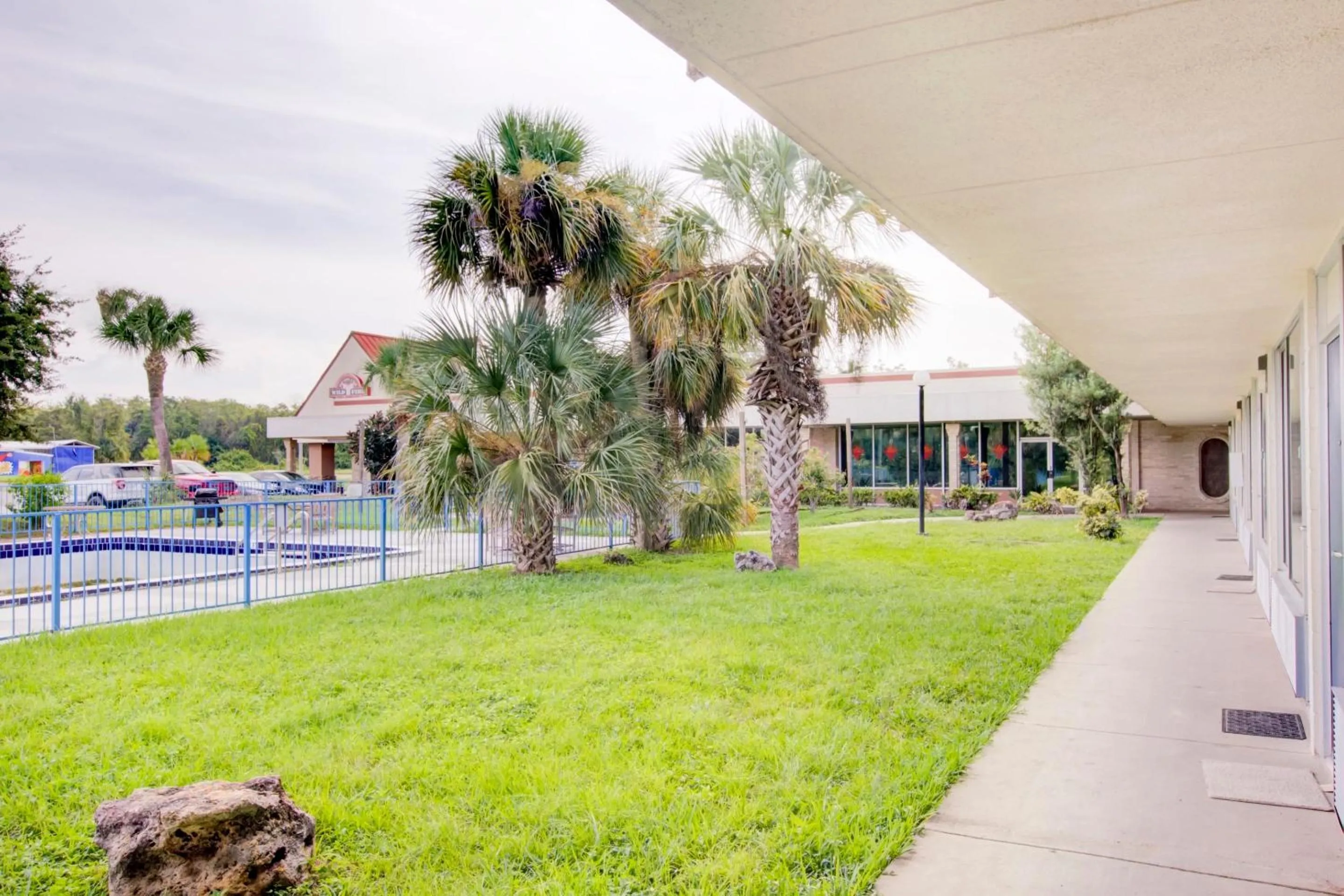 Garden in OYO Hotel Dundee By Crystal Lake