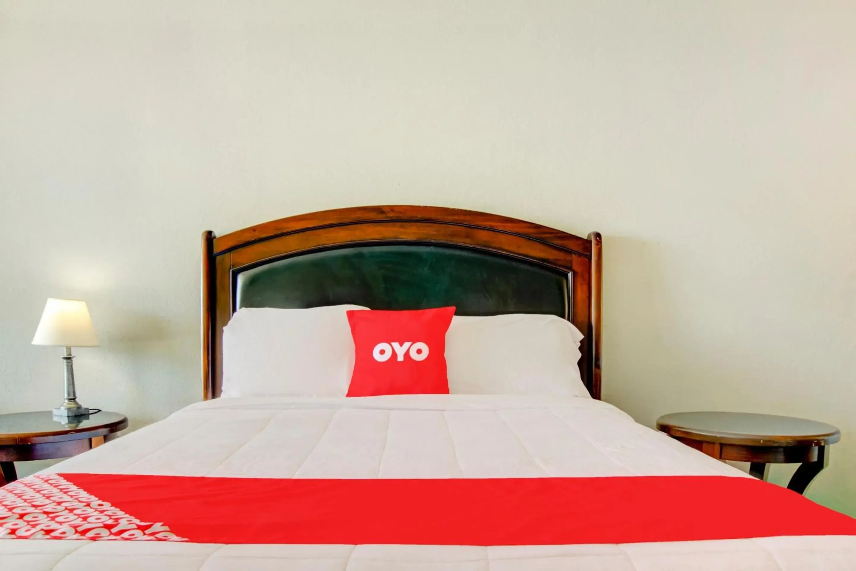 Bedroom, Bed in OYO Hotel Dundee By Crystal Lake Bedroom, Bed in OYO Hotel Dundee By Crystal Lake