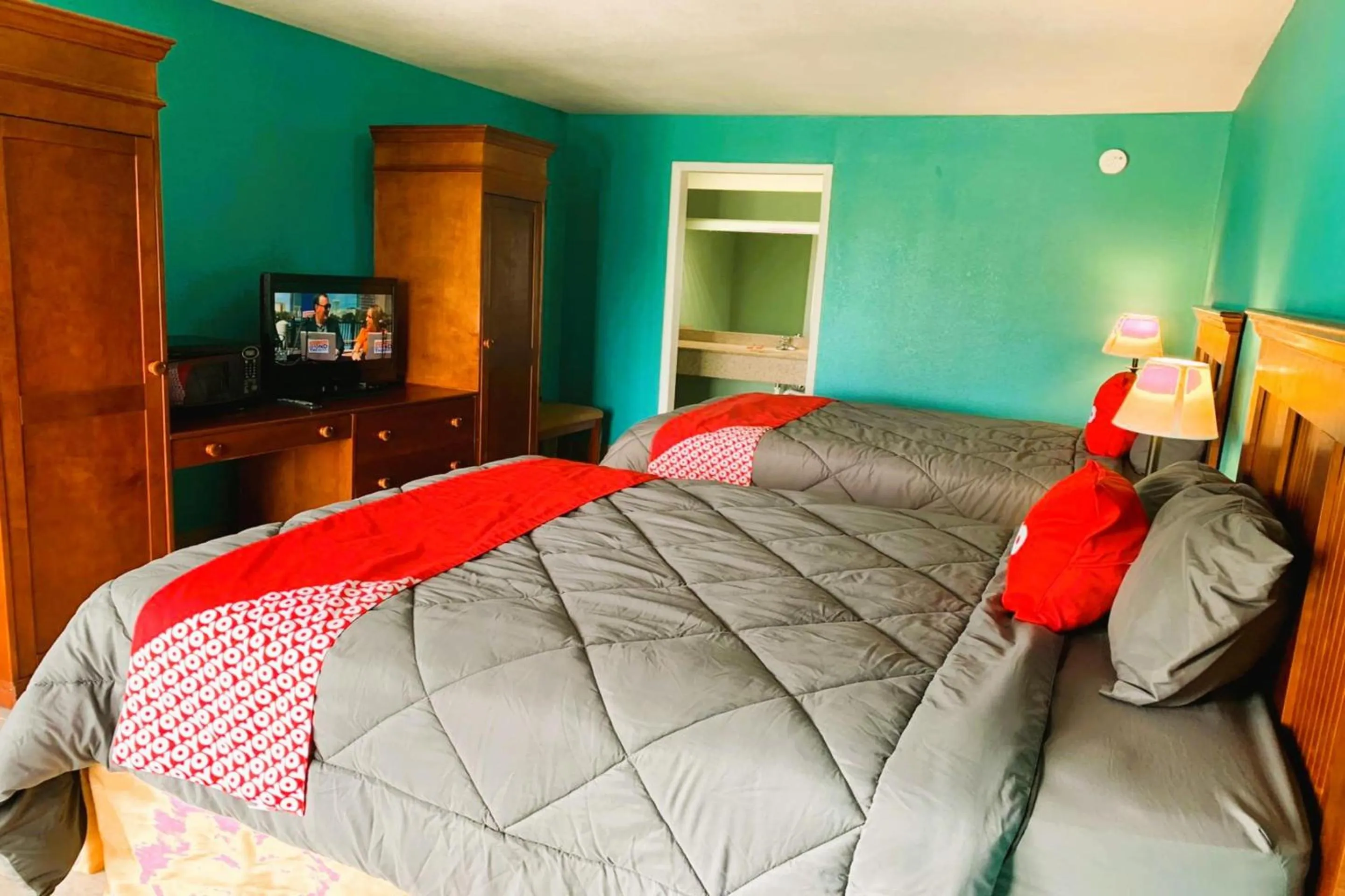 Bedroom, Bed in OYO Hotel Dundee By Crystal Lake