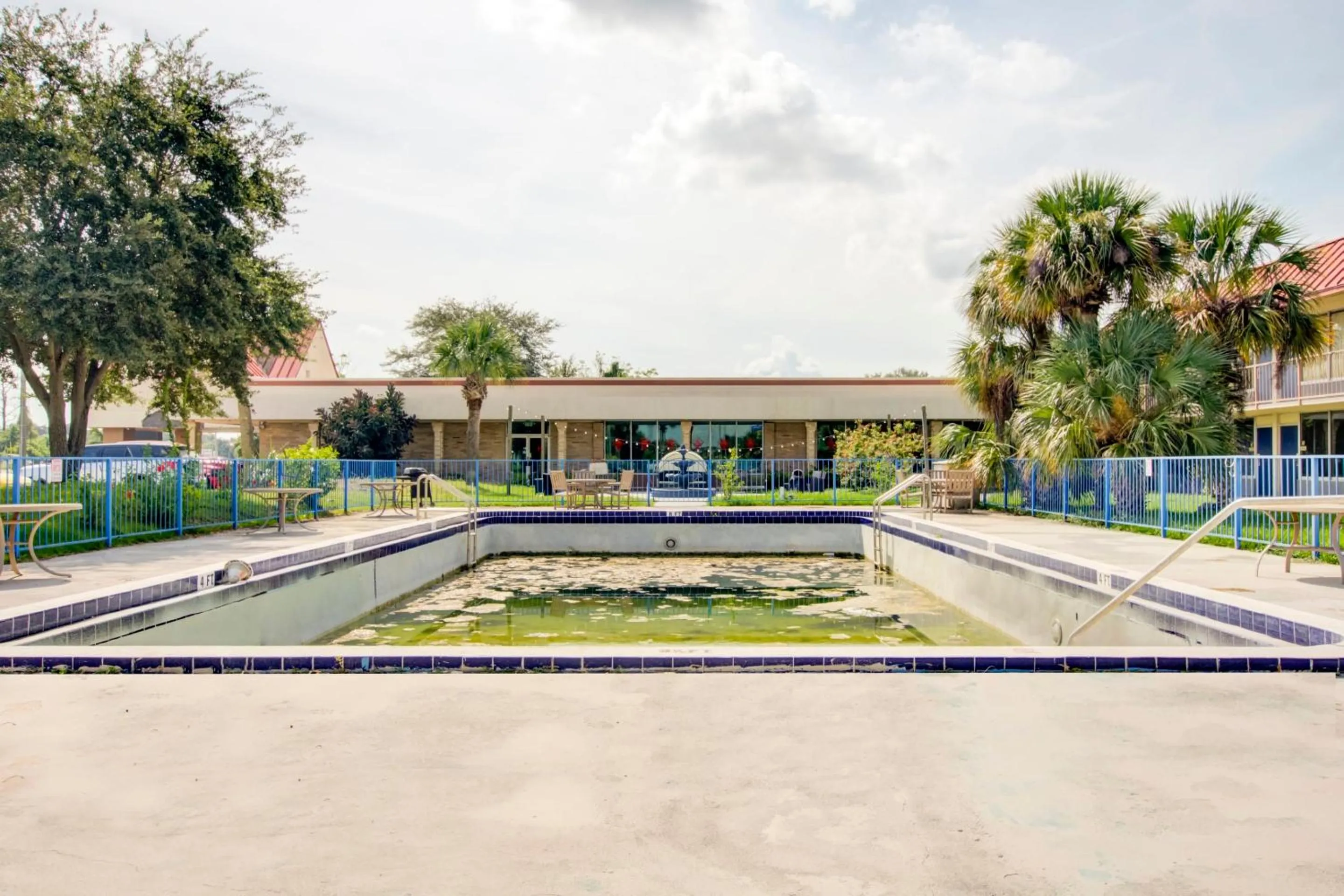 Garden in OYO Hotel Dundee By Crystal Lake