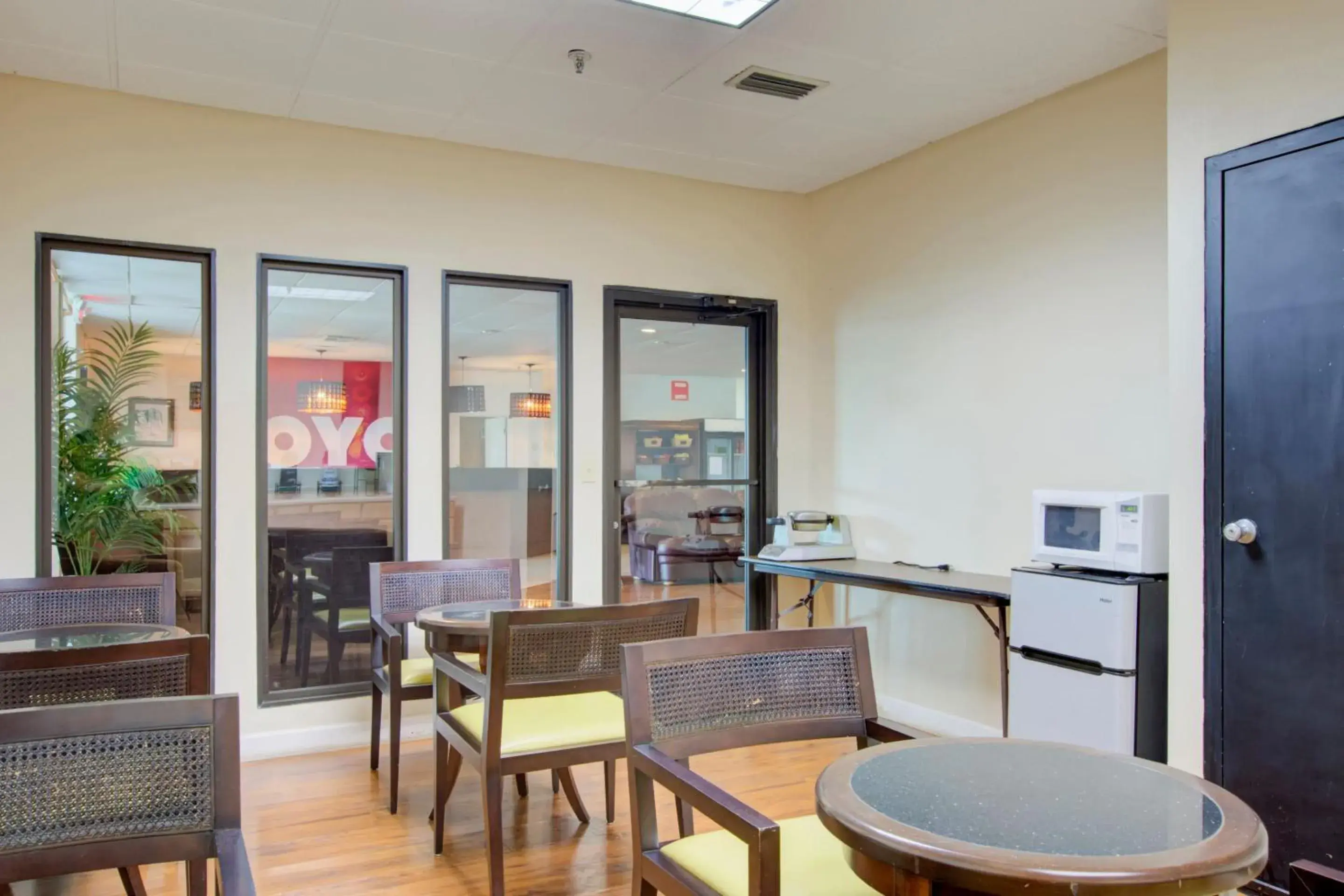 Restaurant/places to eat in OYO Hotel Dundee By Crystal Lake Restaurant/places to eat in OYO Hotel Dundee By Crystal Lake