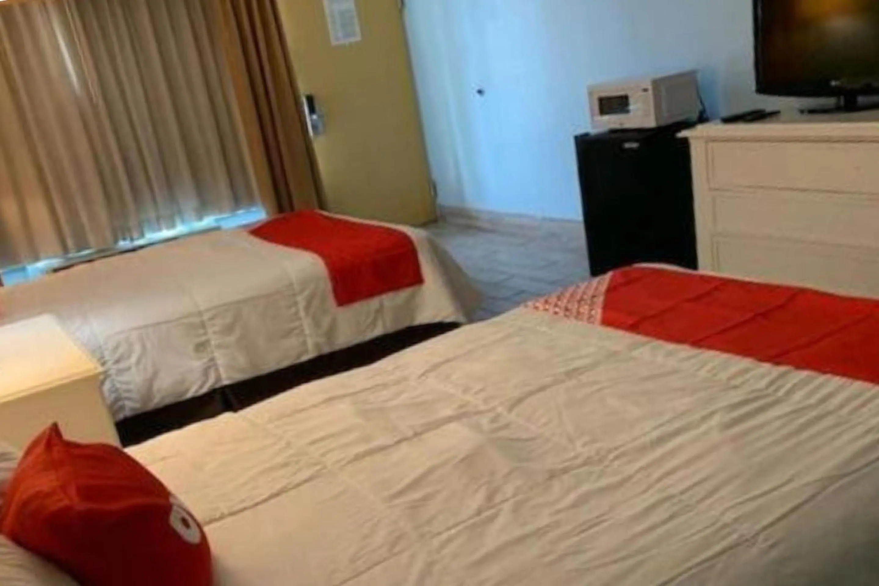 Bedroom, Bed in OYO Hotel Dundee By Crystal Lake