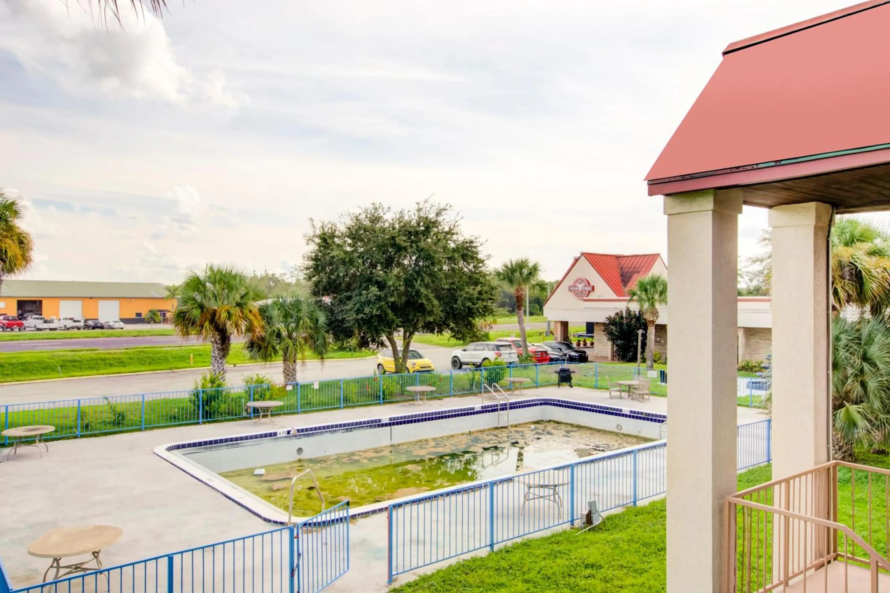 Garden in OYO Hotel Dundee By Crystal Lake