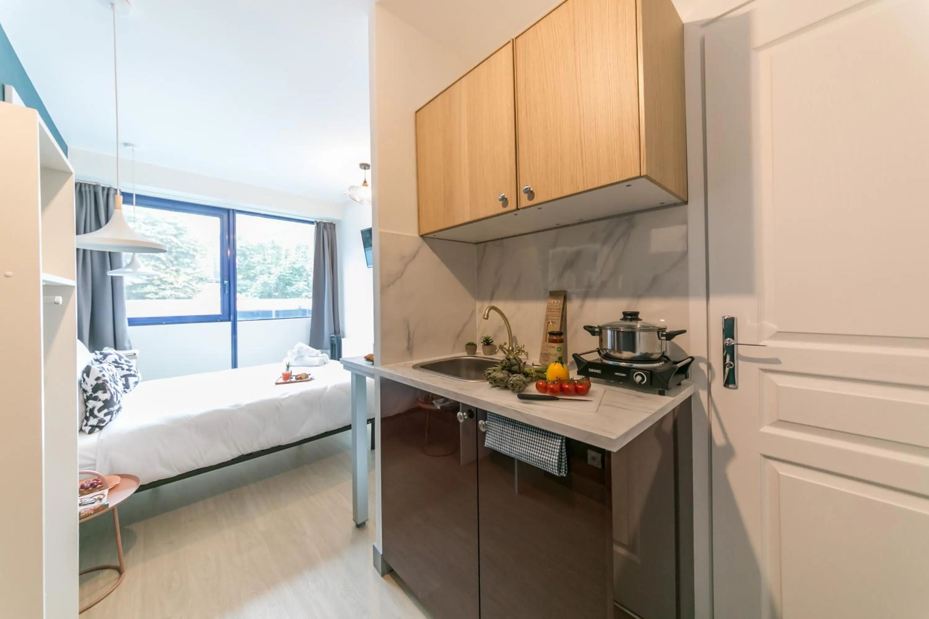 Kitchen or kitchenette, Bed in WS Tour Eiffel - Nicolo