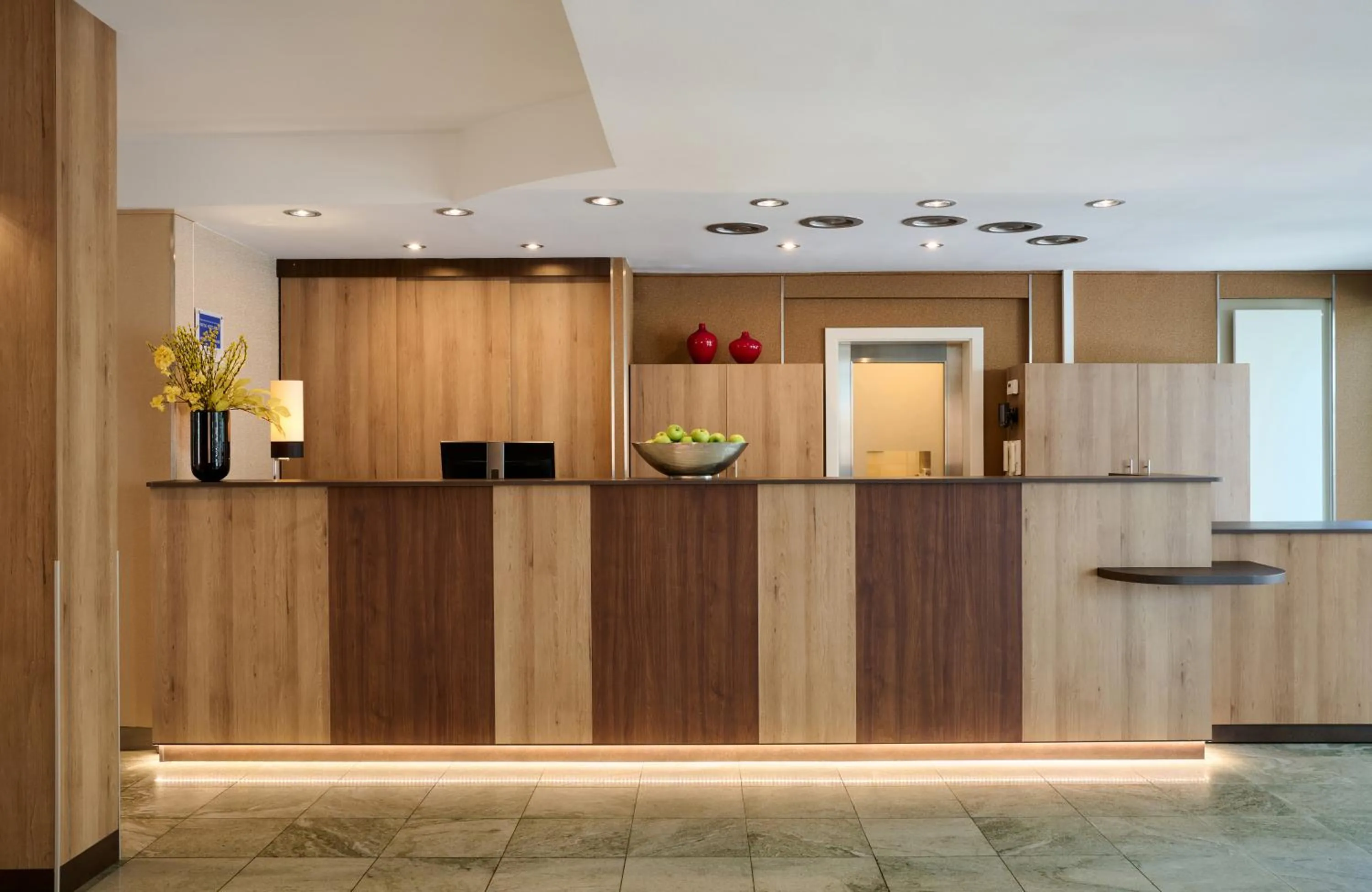 Lobby or reception in Leonardo Hotel & Residenz München