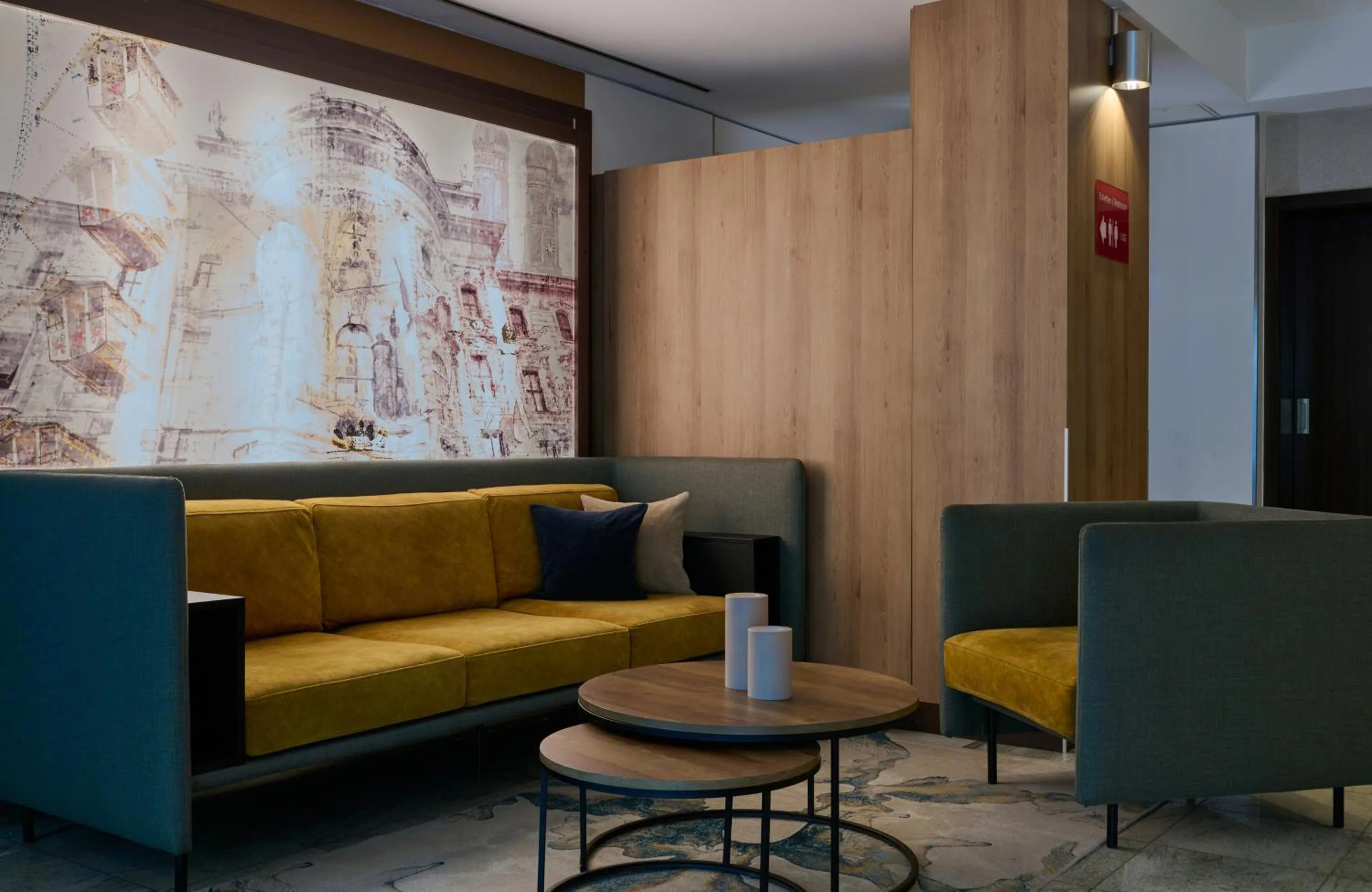 Lobby or reception in Leonardo Hotel & Residenz München