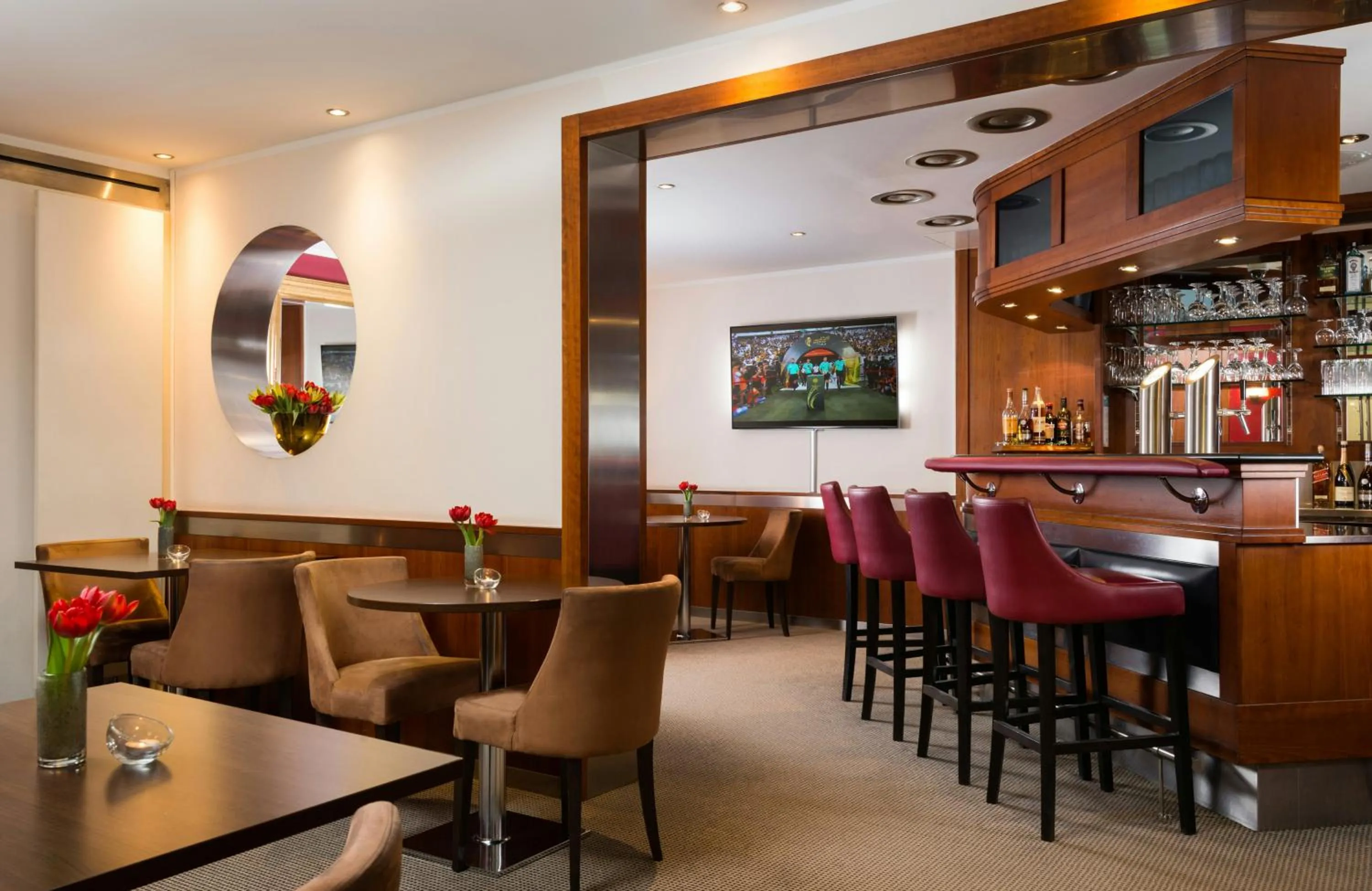 Lounge or bar in Leonardo Hotel & Residenz München