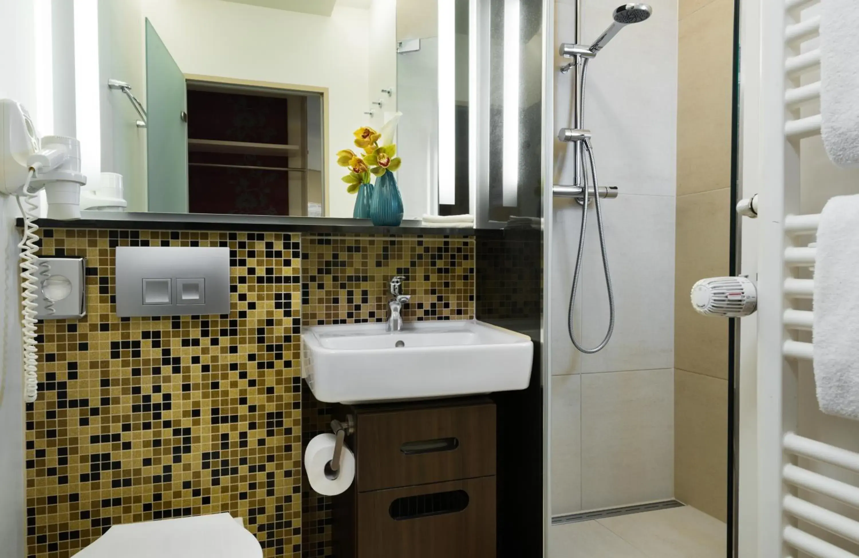 Superior Double or Twin Room in Leonardo Hotel & Residenz München Superior Double or Twin Room in Leonardo Hotel & Residenz München