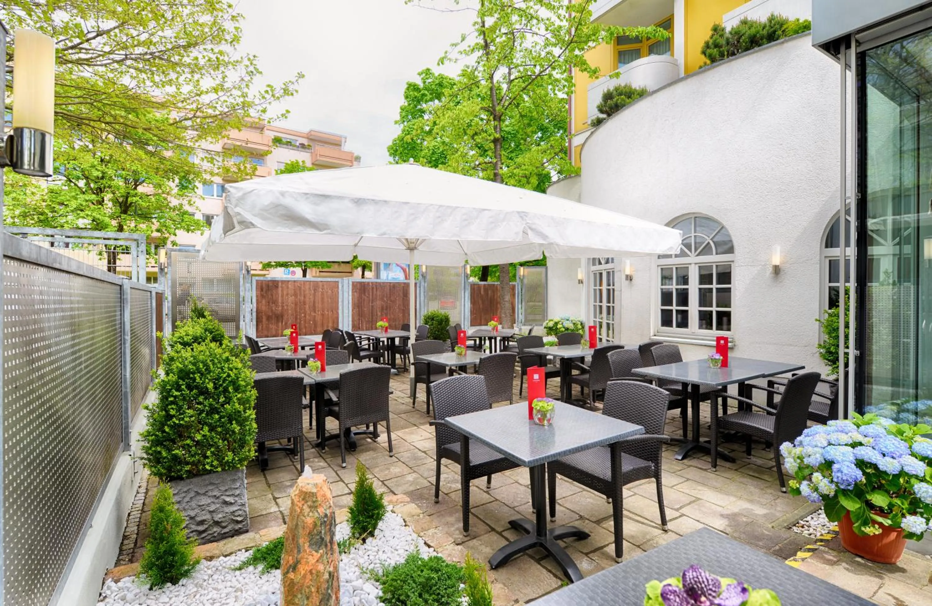 Garden in Leonardo Hotel & Residenz München