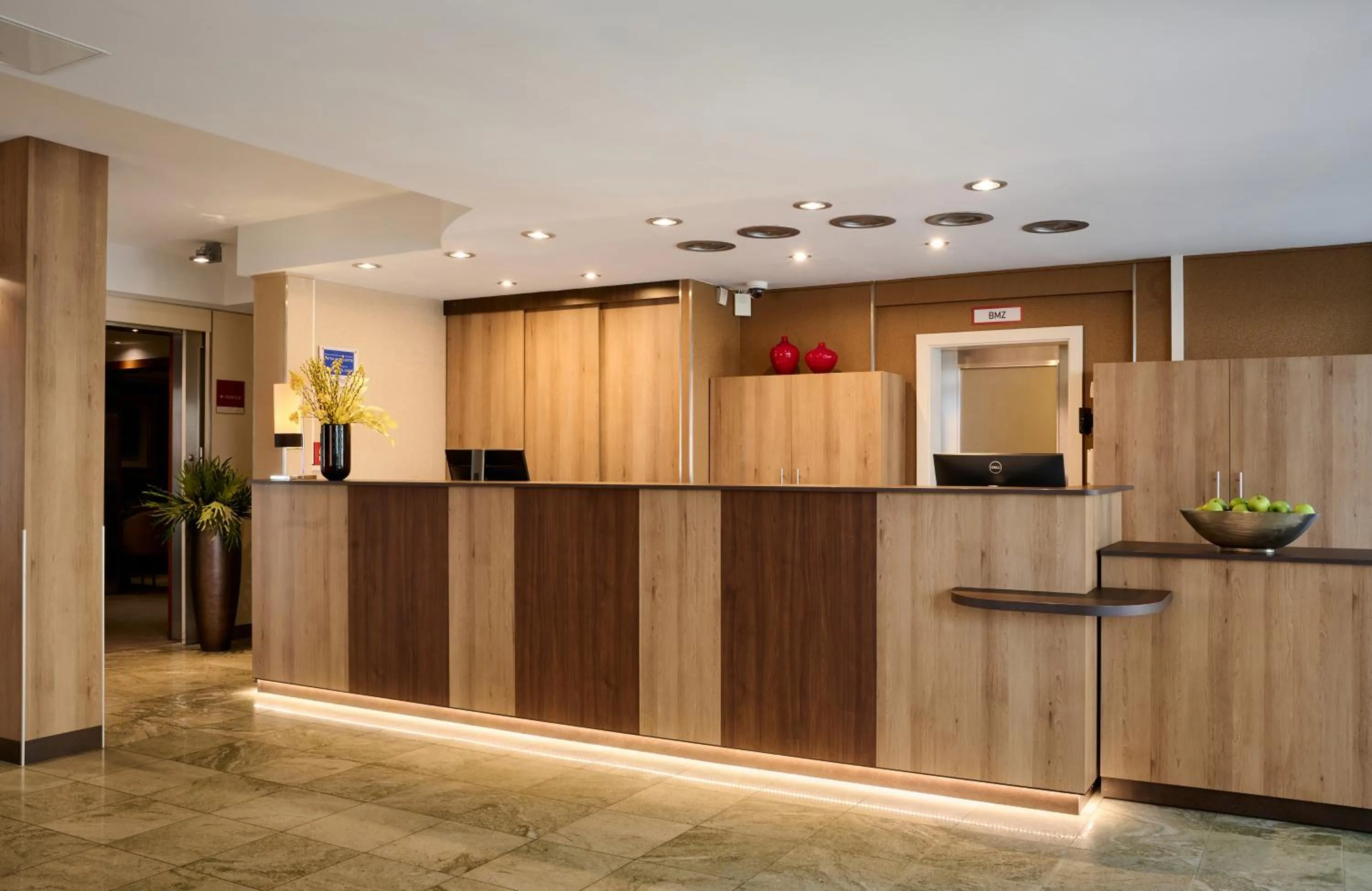 Lobby or reception in Leonardo Hotel & Residenz München