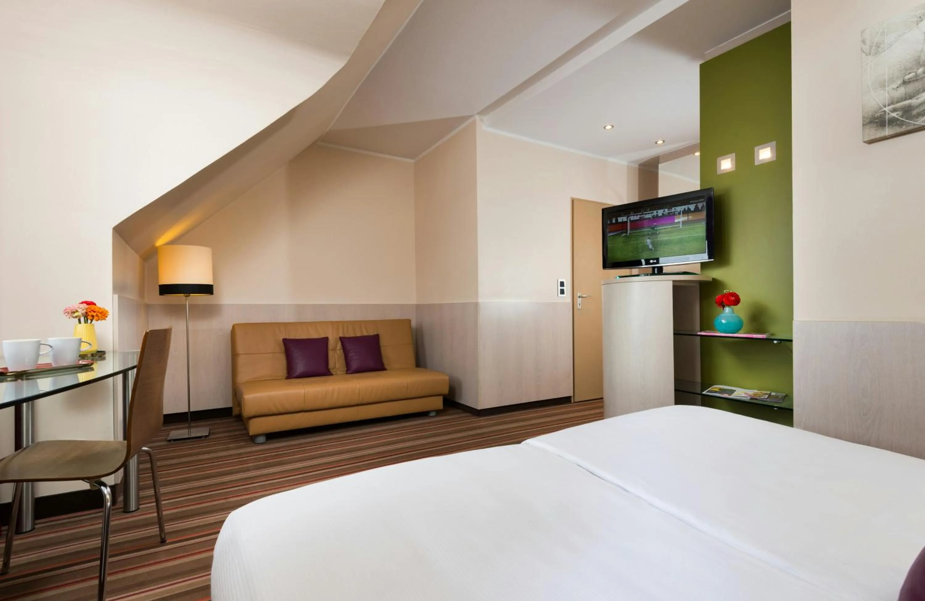 Bedroom, Bed in Leonardo Hotel & Residenz München