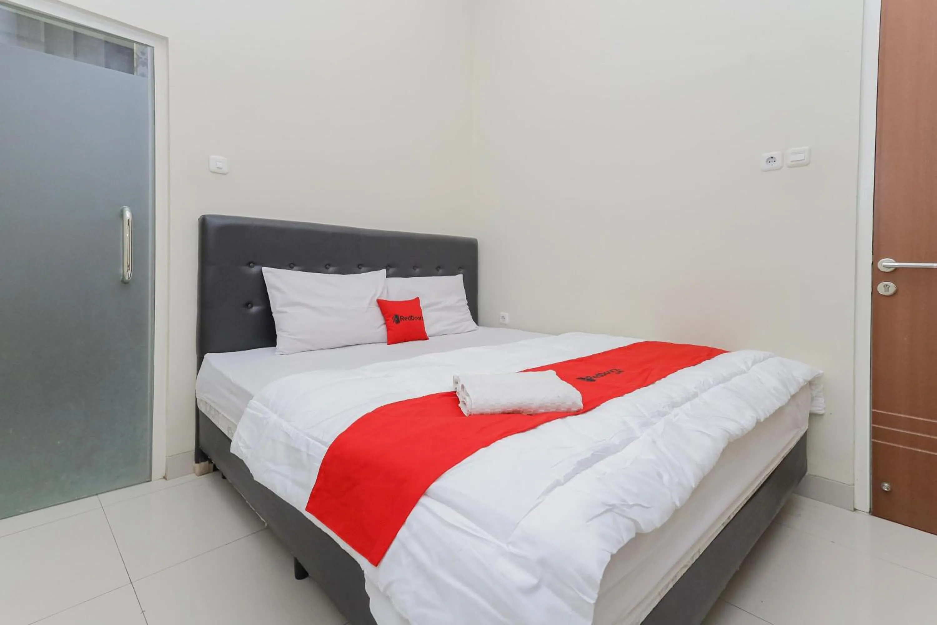 Bedroom, Bed in RedDoorz at Ngaggel Jaya Surabaya
