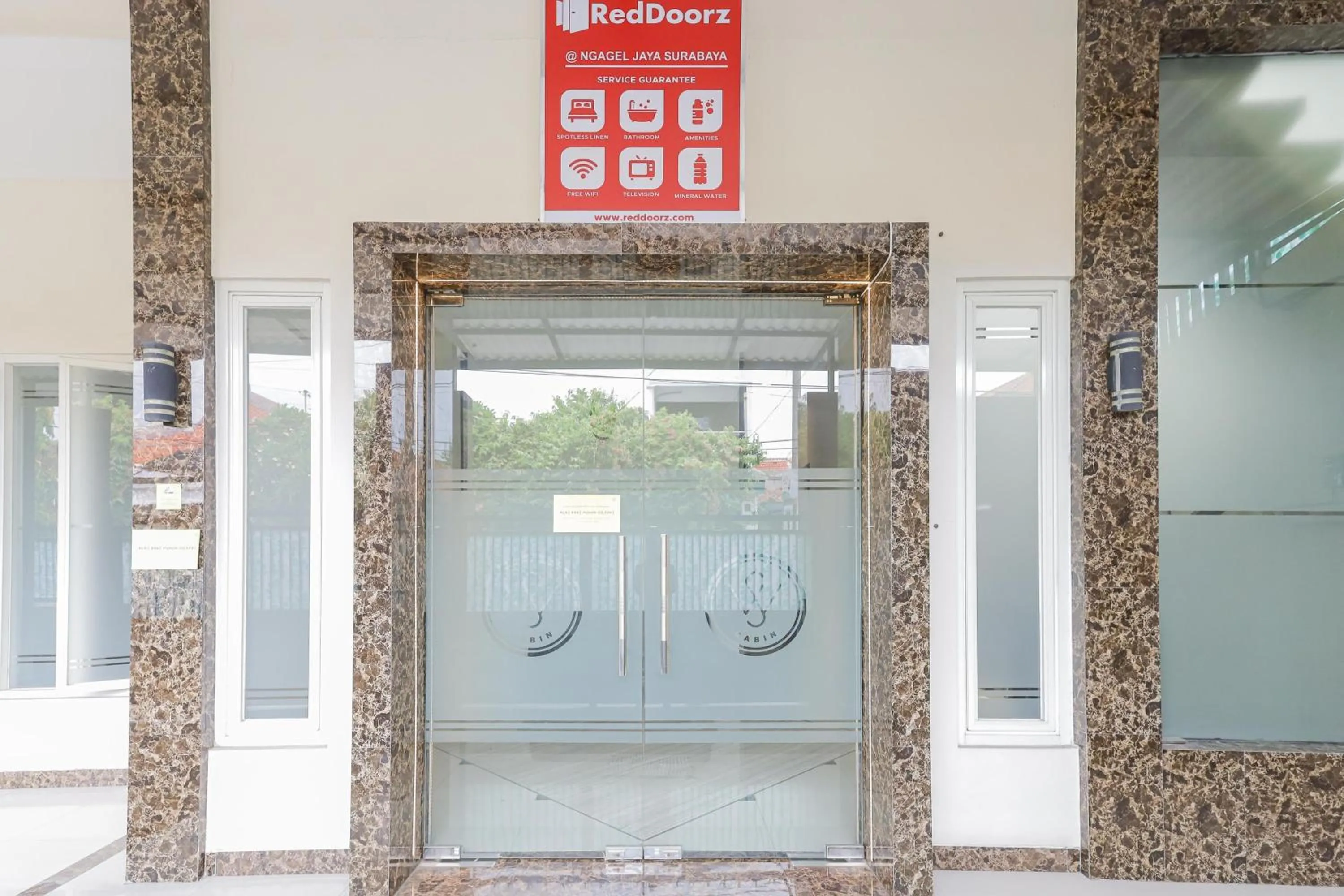 Facade/entrance in RedDoorz at Ngaggel Jaya Surabaya