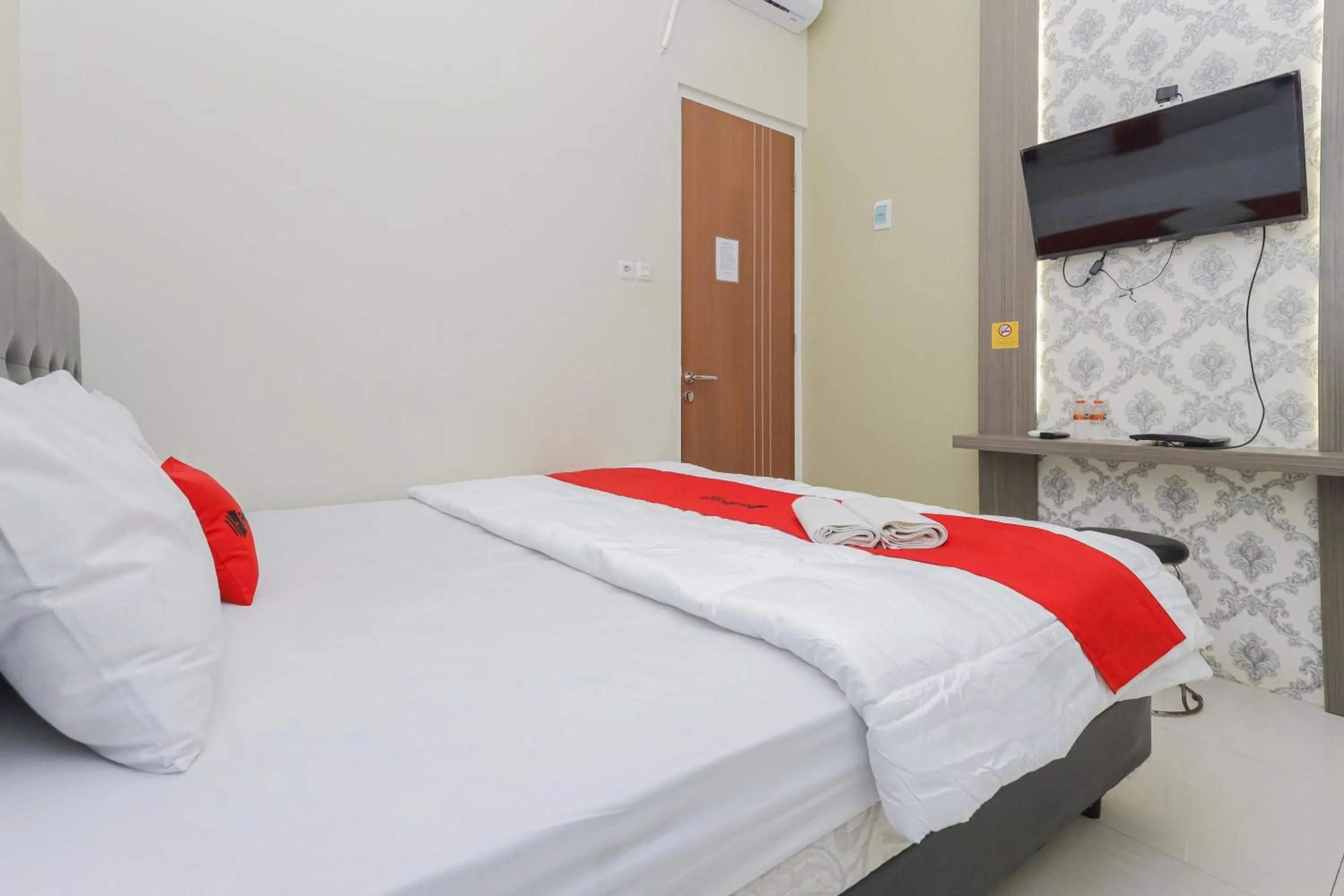Bedroom, Bed in RedDoorz at Ngaggel Jaya Surabaya