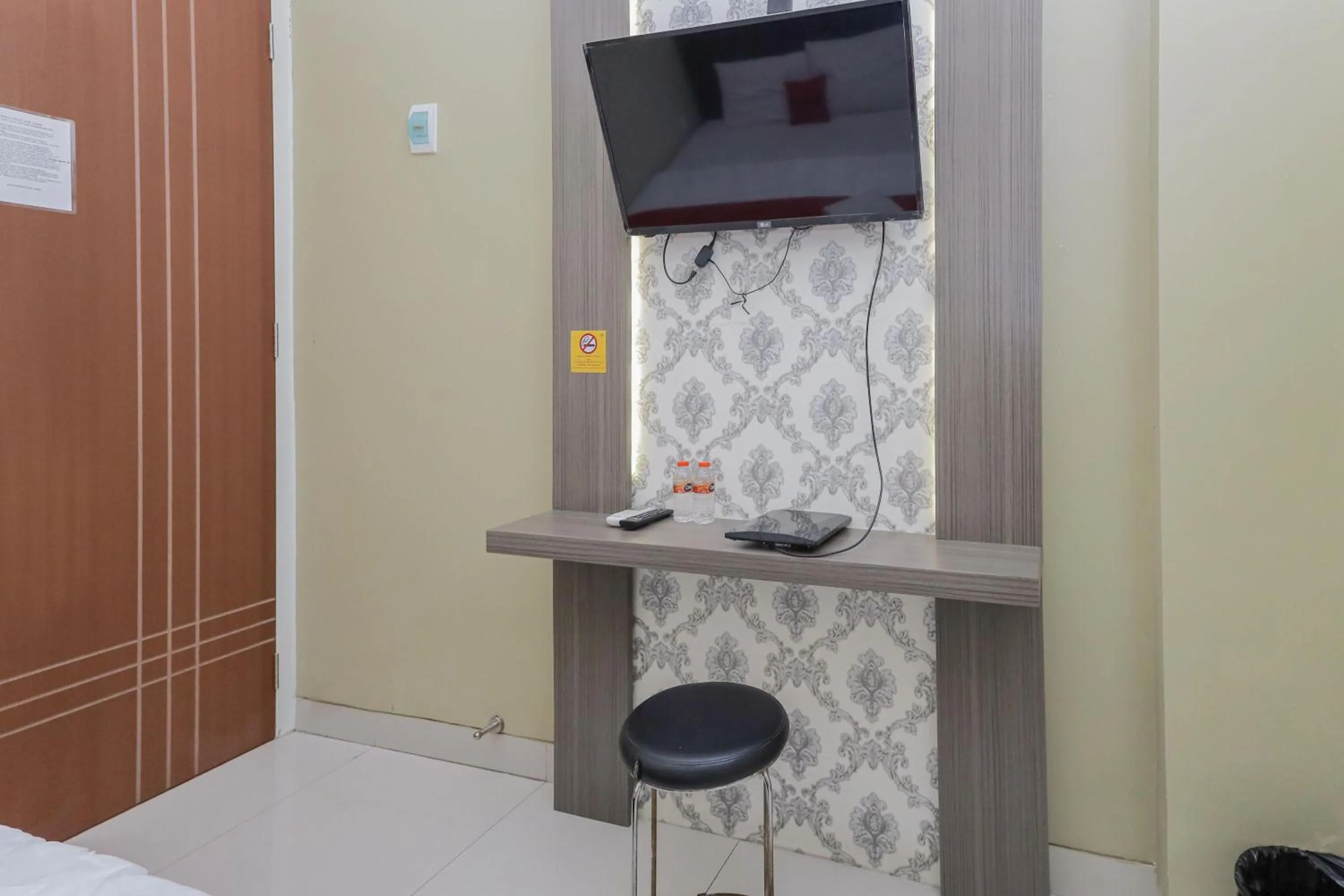 TV and multimedia in RedDoorz at Ngaggel Jaya Surabaya
