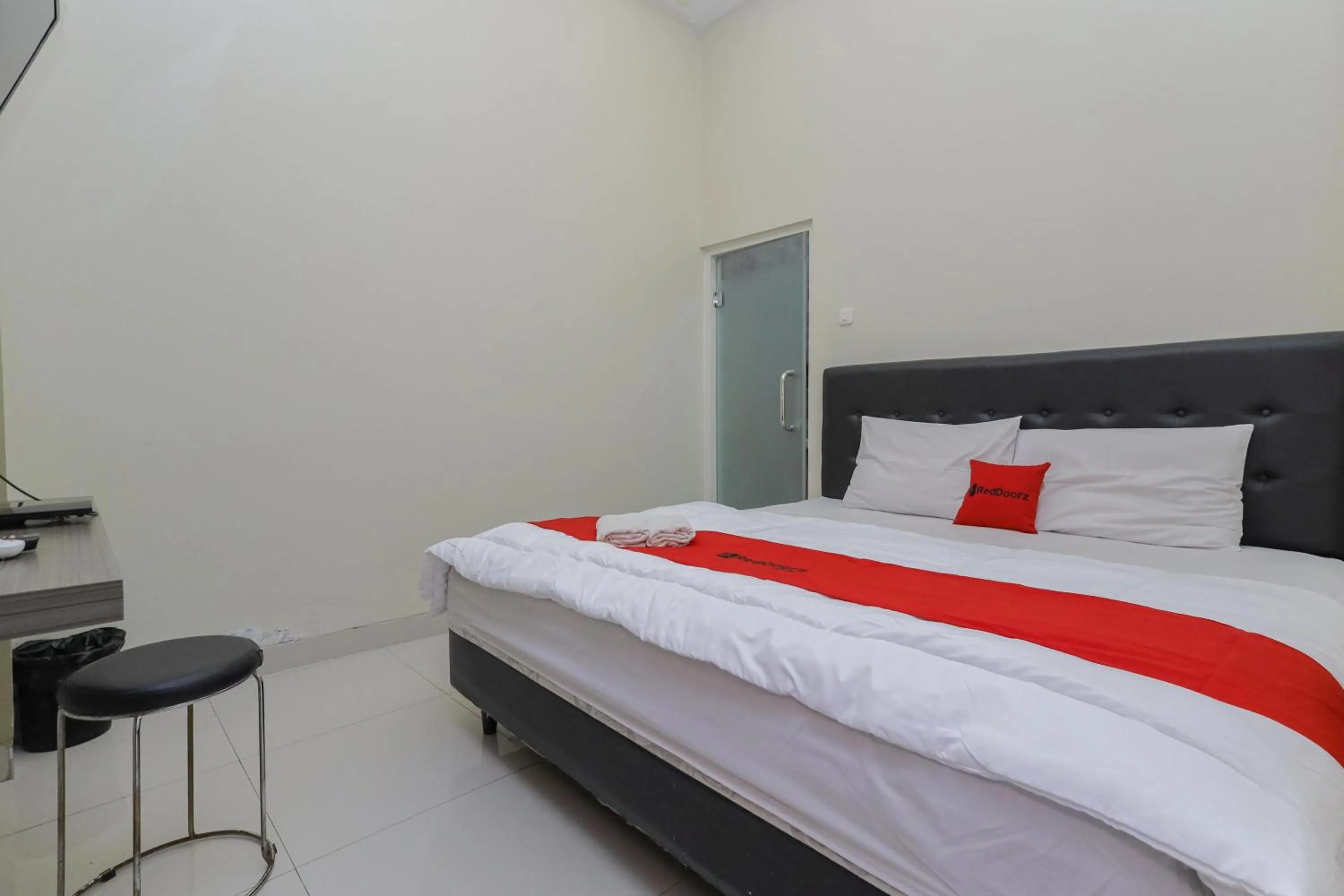 Bedroom, Bed in RedDoorz at Ngaggel Jaya Surabaya