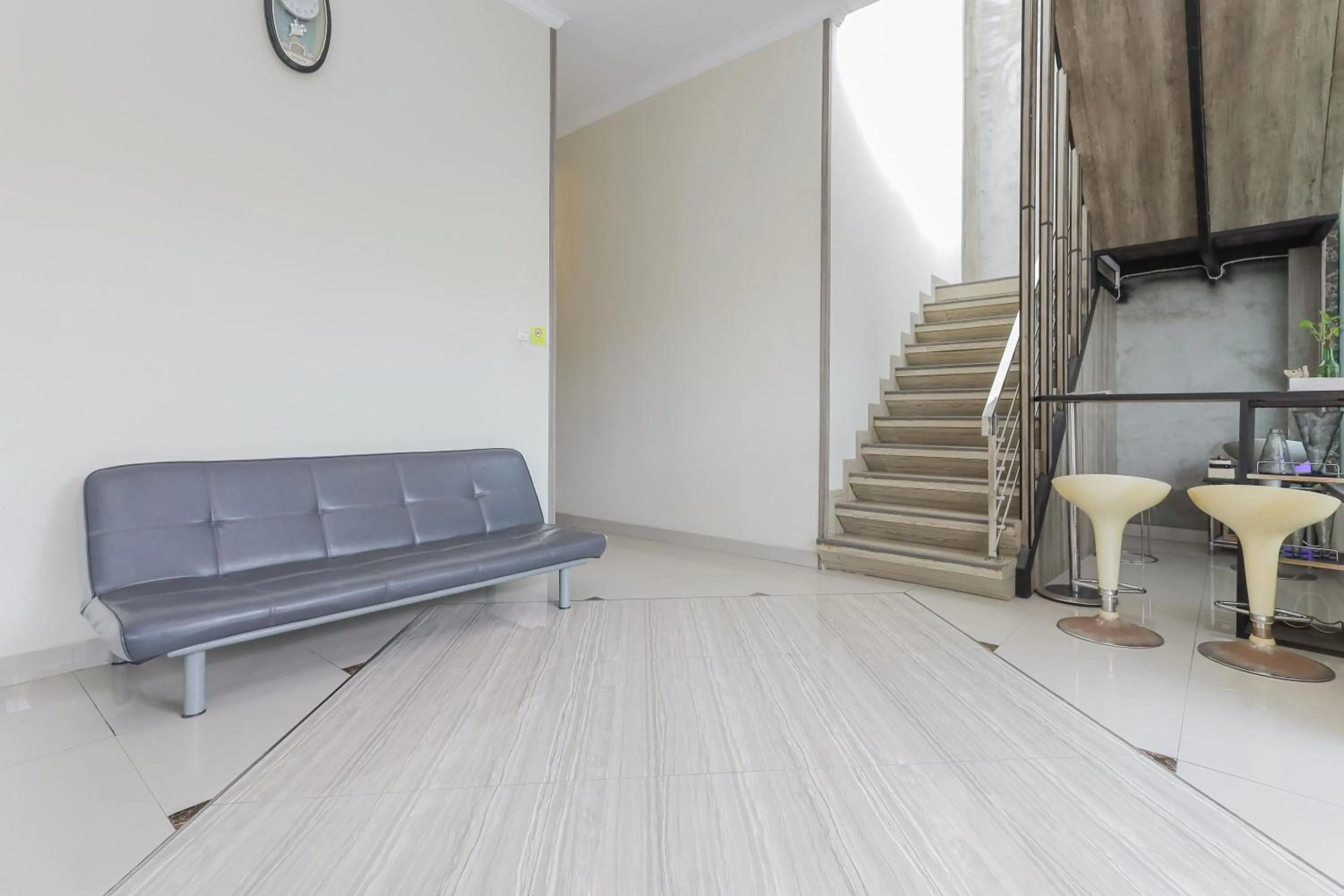 Living room in RedDoorz at Ngaggel Jaya Surabaya