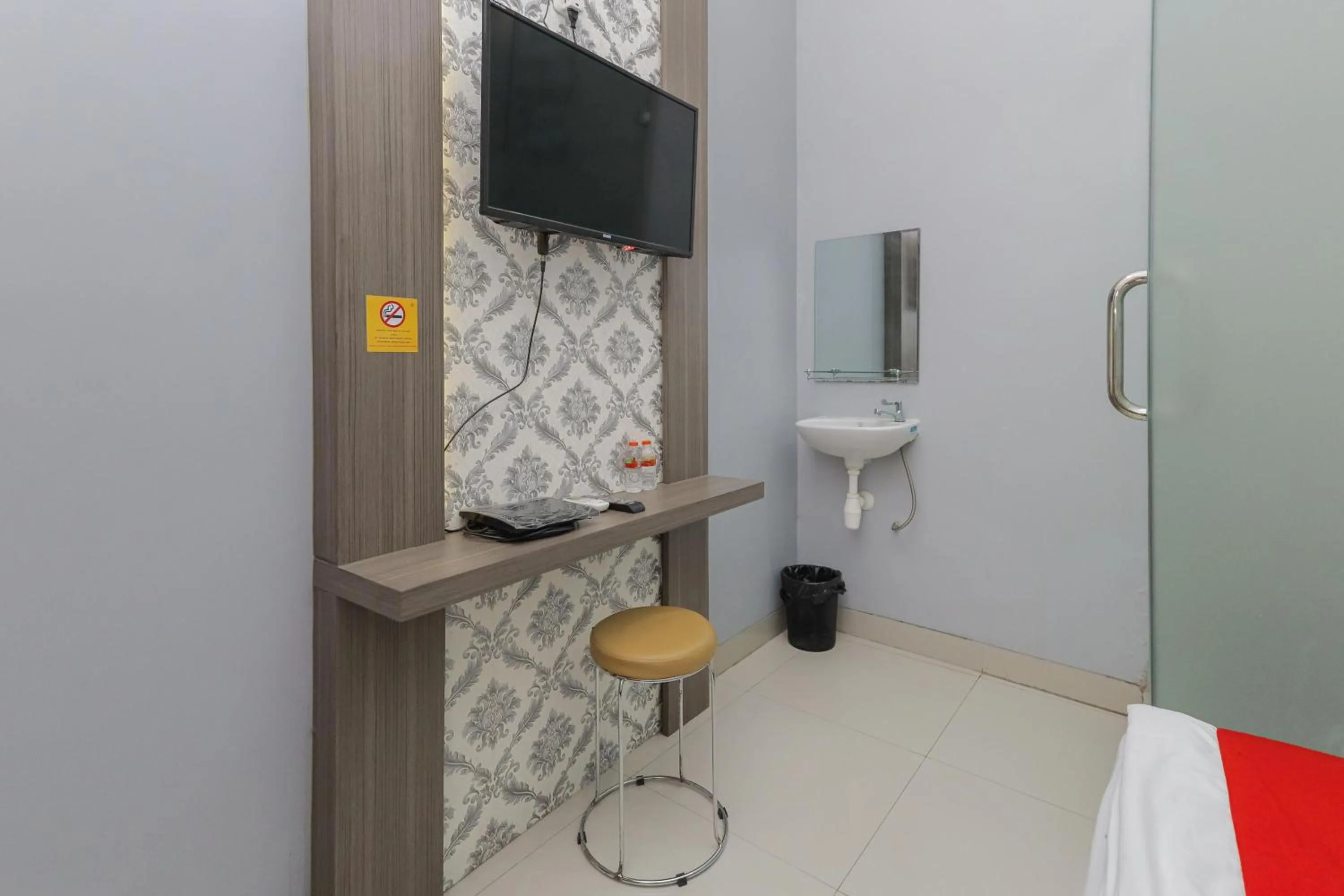 Bedroom in RedDoorz at Ngaggel Jaya Surabaya