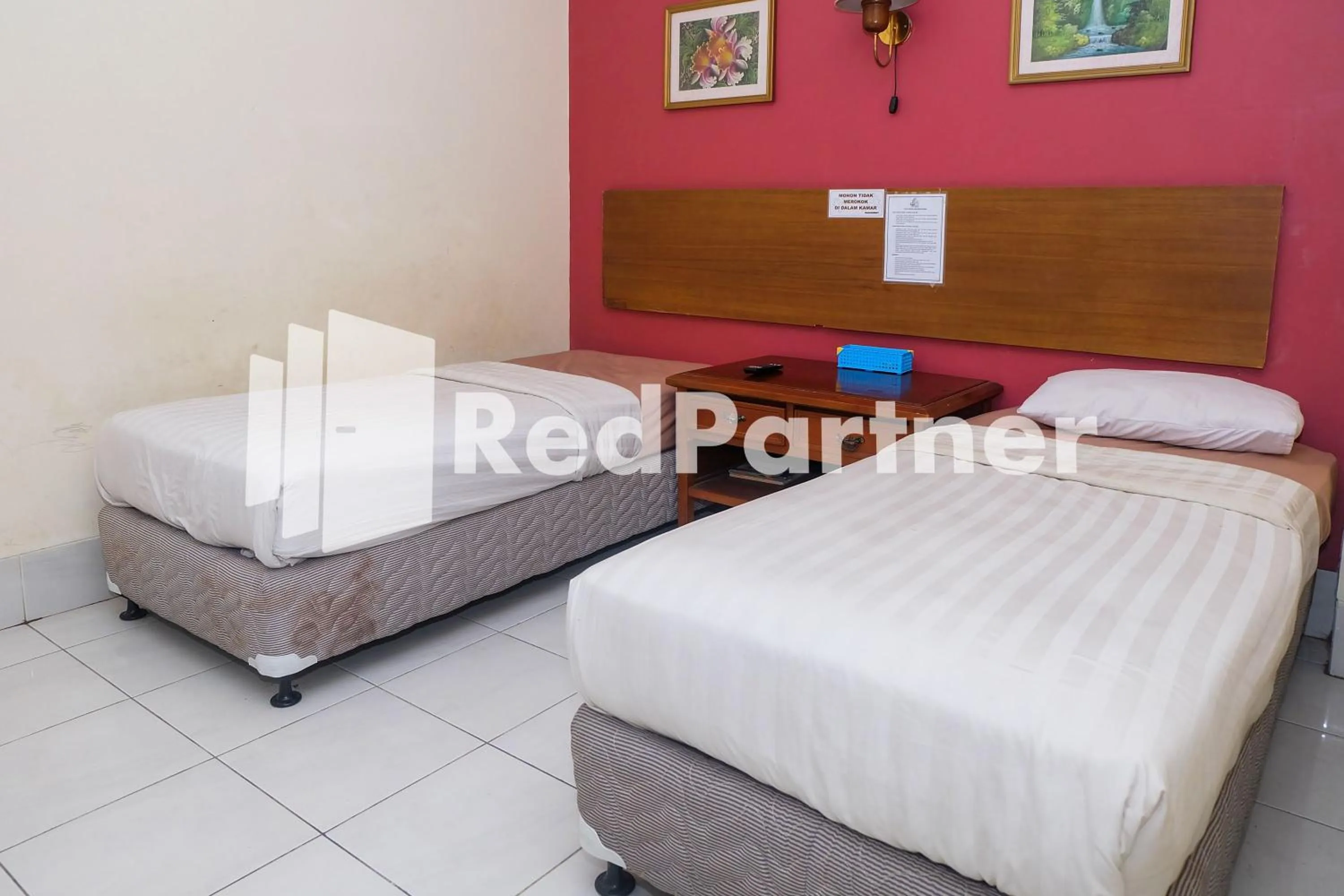 Bedroom, Bed in Hotel Sebelas at Jalan Palasari Mitra RedDoorz