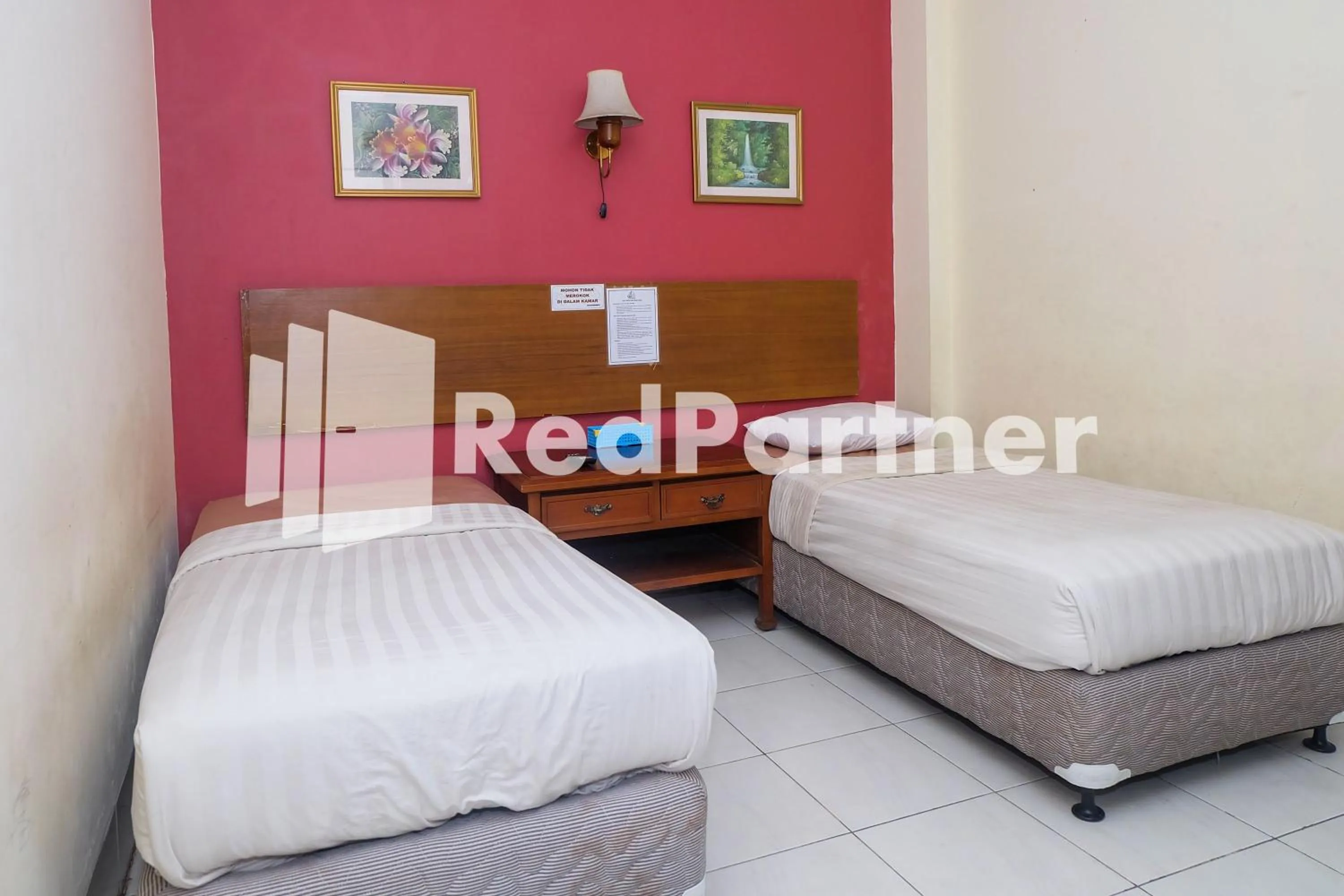 Bedroom, Bed in Hotel Sebelas at Jalan Palasari Mitra RedDoorz