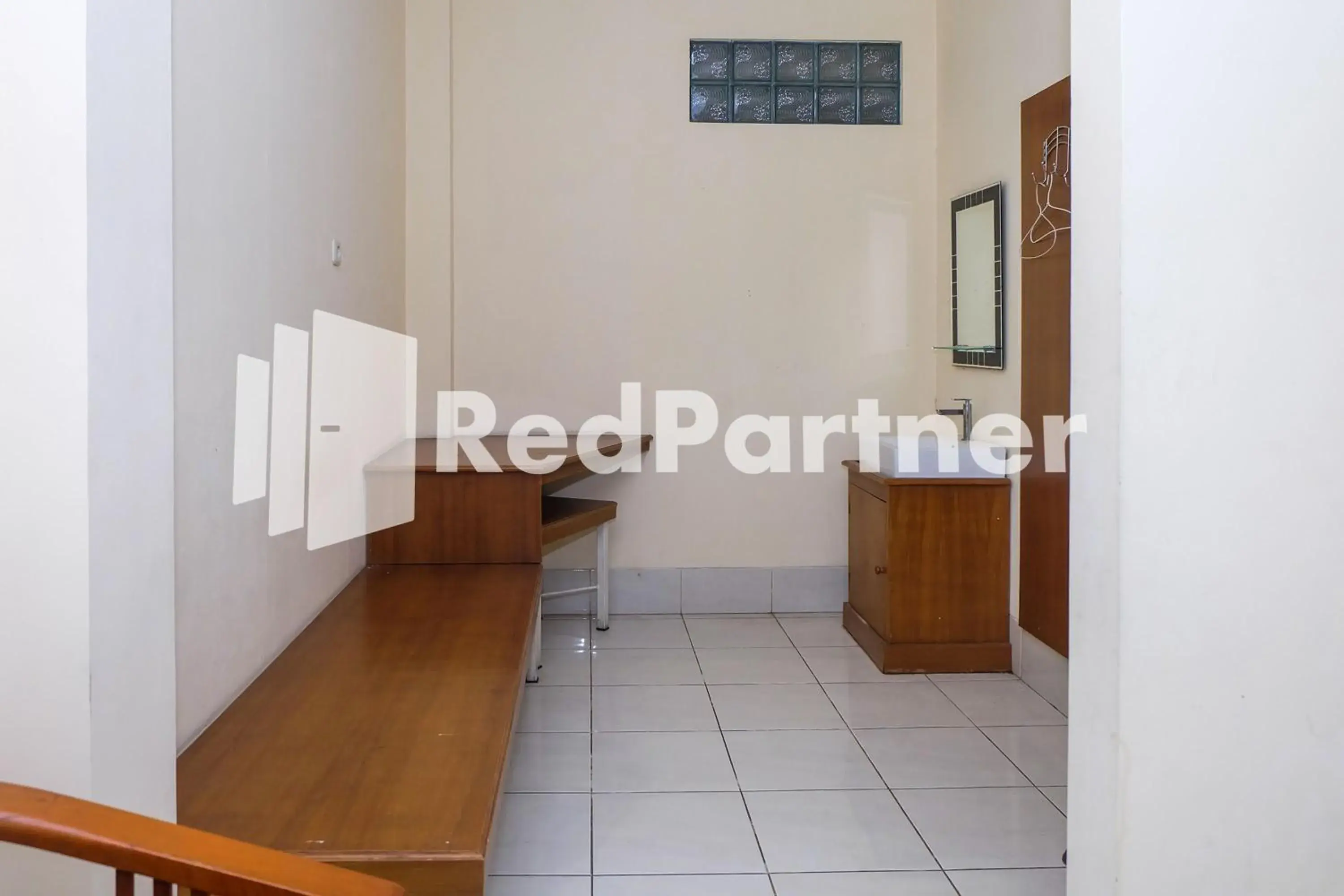 Bedroom in Hotel Sebelas at Jalan Palasari Mitra RedDoorz Bedroom in Hotel Sebelas at Jalan Palasari Mitra RedDoorz