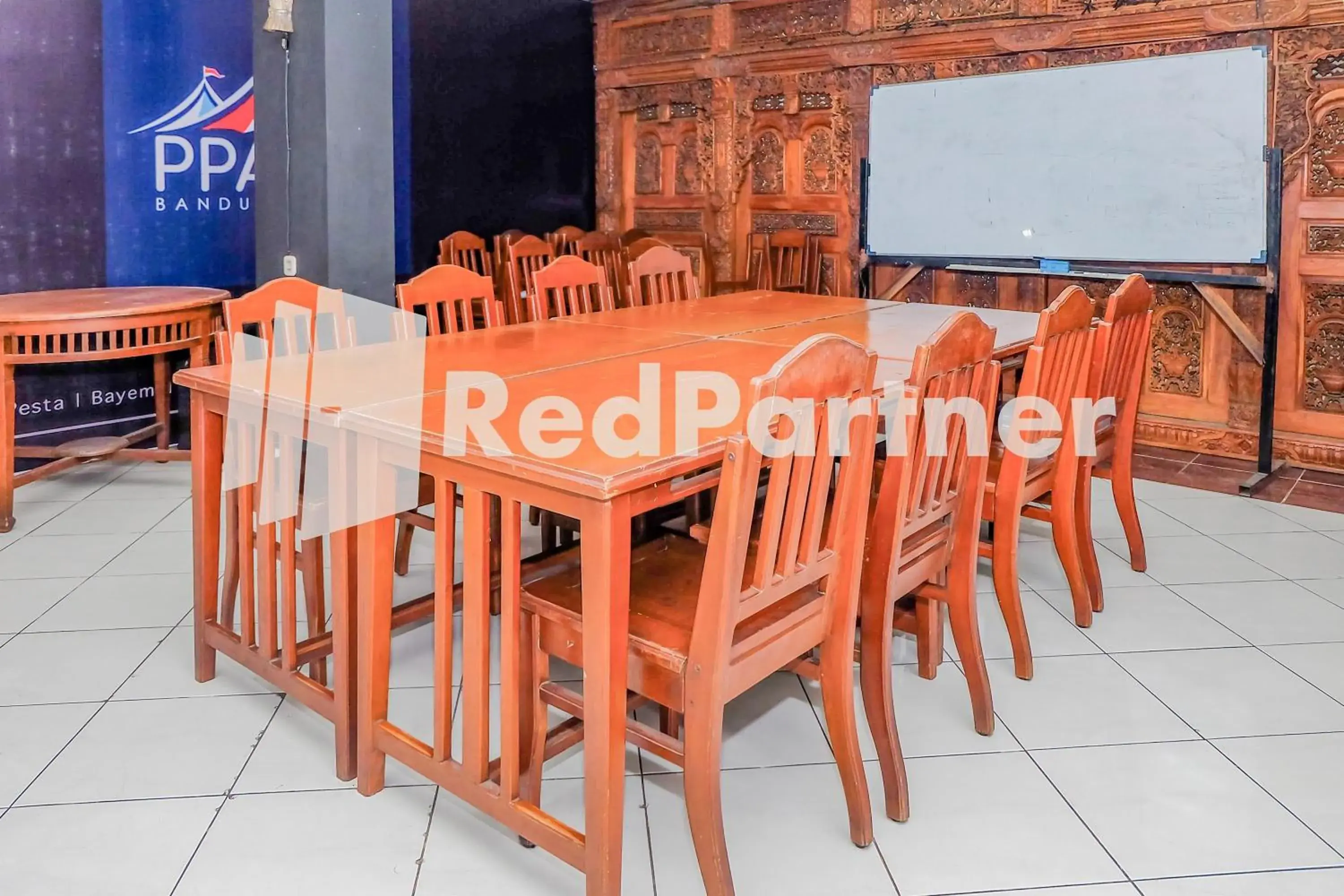 Restaurant/places to eat in Hotel Sebelas at Jalan Palasari Mitra RedDoorz Restaurant/places to eat in Hotel Sebelas at Jalan Palasari Mitra RedDoorz