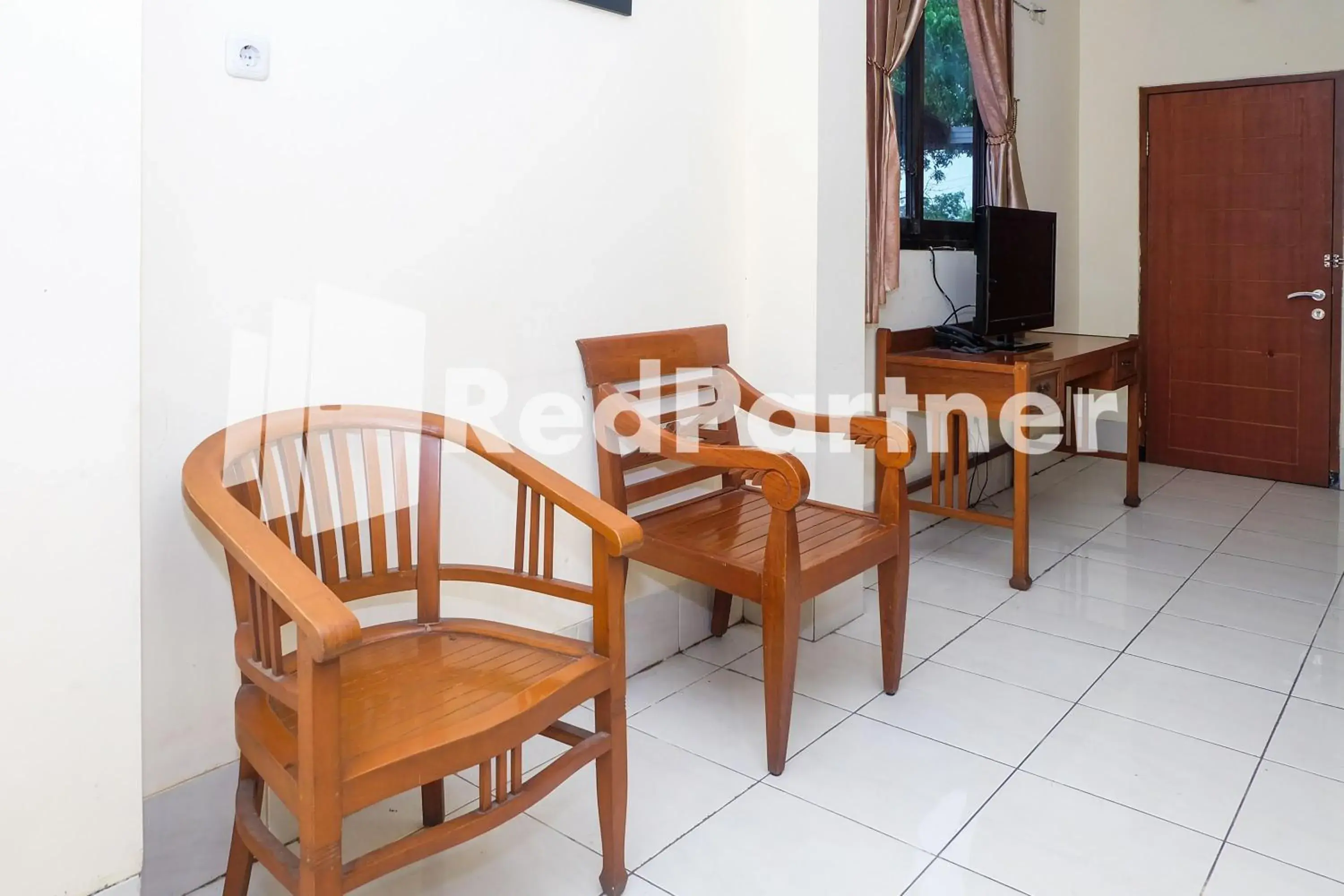 Bedroom in Hotel Sebelas at Jalan Palasari Mitra RedDoorz Bedroom in Hotel Sebelas at Jalan Palasari Mitra RedDoorz