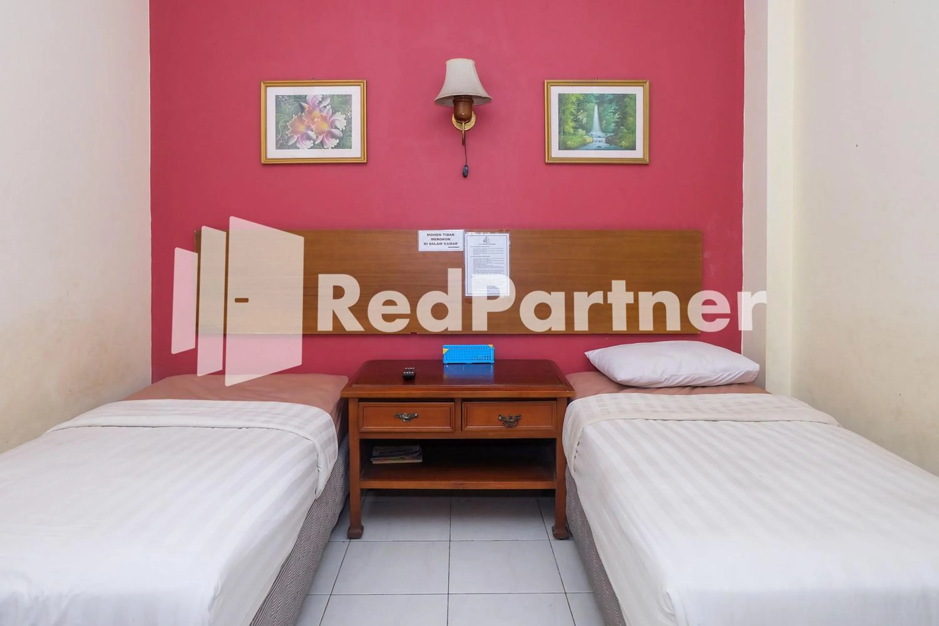 Bedroom, Bed in Hotel Sebelas at Jalan Palasari Mitra RedDoorz