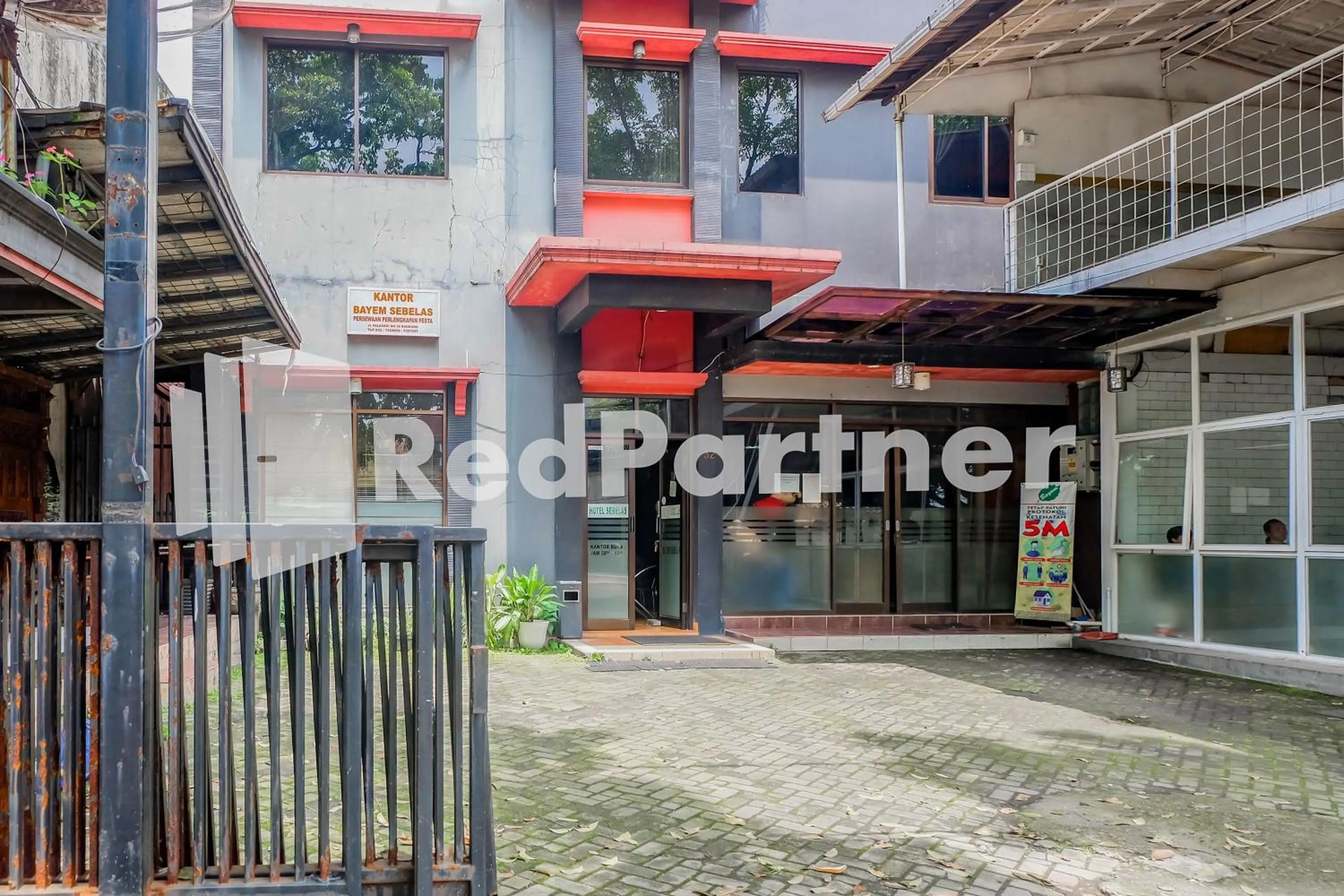 Property building in Hotel Sebelas at Jalan Palasari Mitra RedDoorz