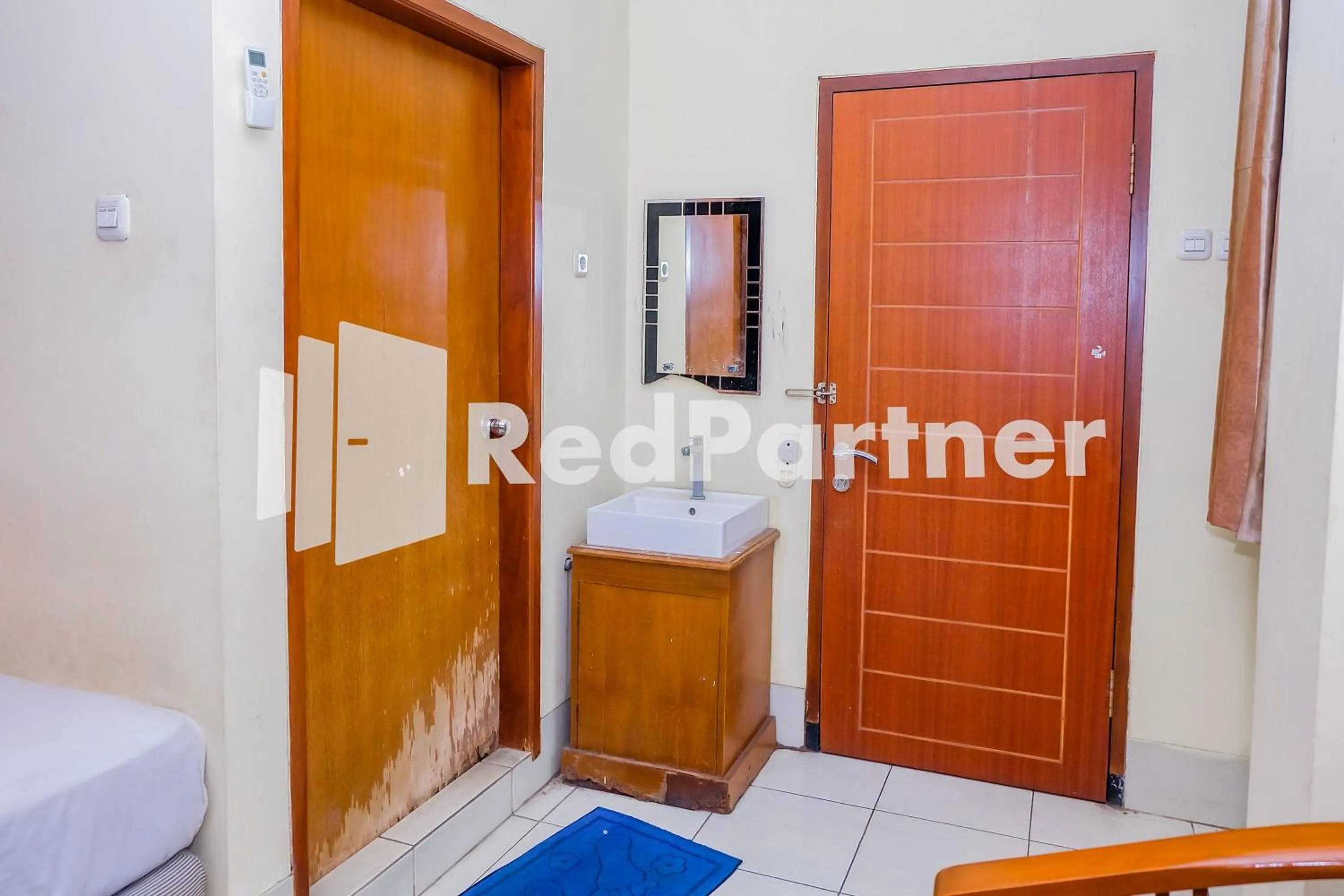 Bedroom, Bed in Hotel Sebelas at Jalan Palasari Mitra RedDoorz