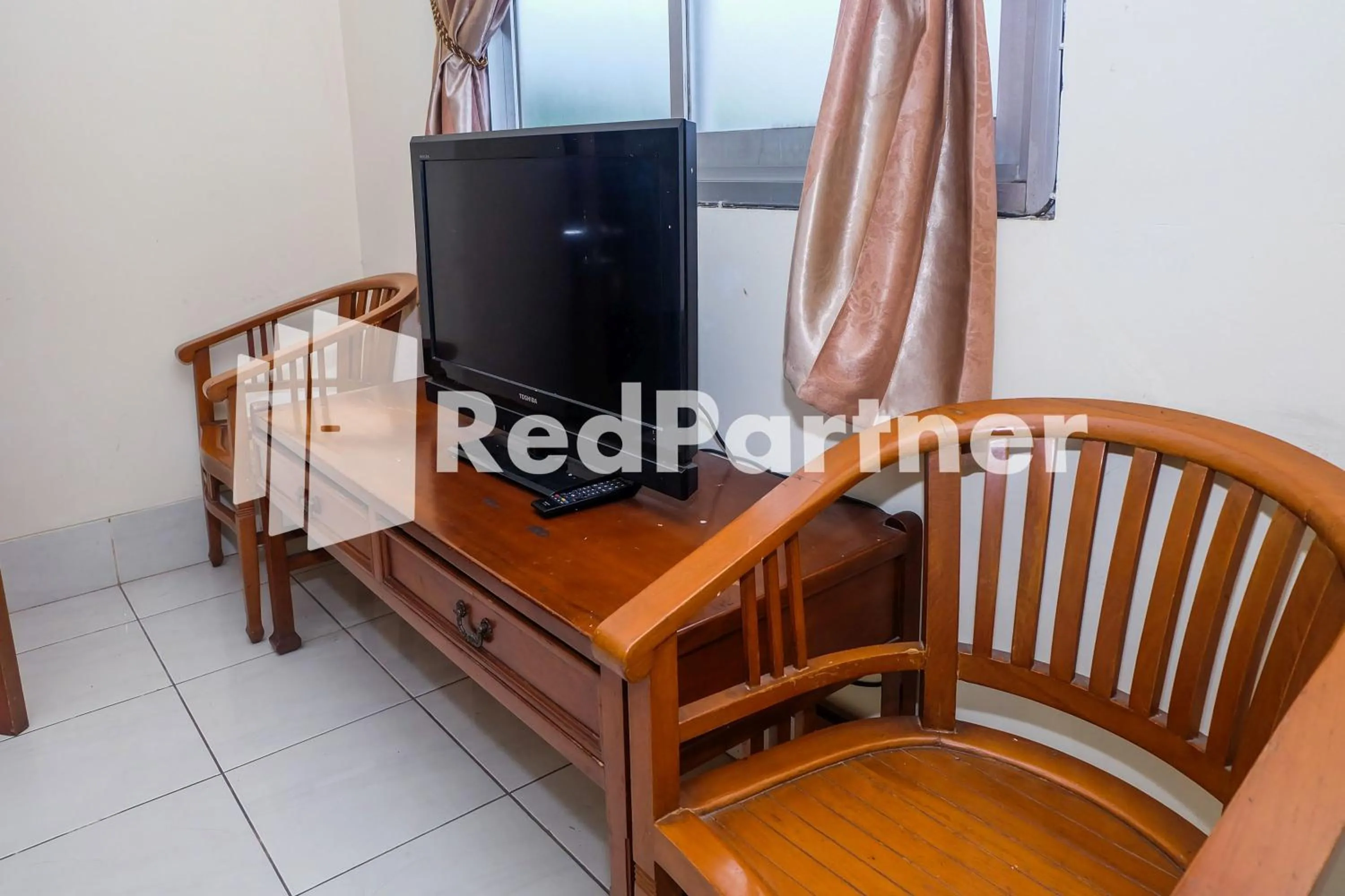 TV and multimedia in Hotel Sebelas at Jalan Palasari Mitra RedDoorz