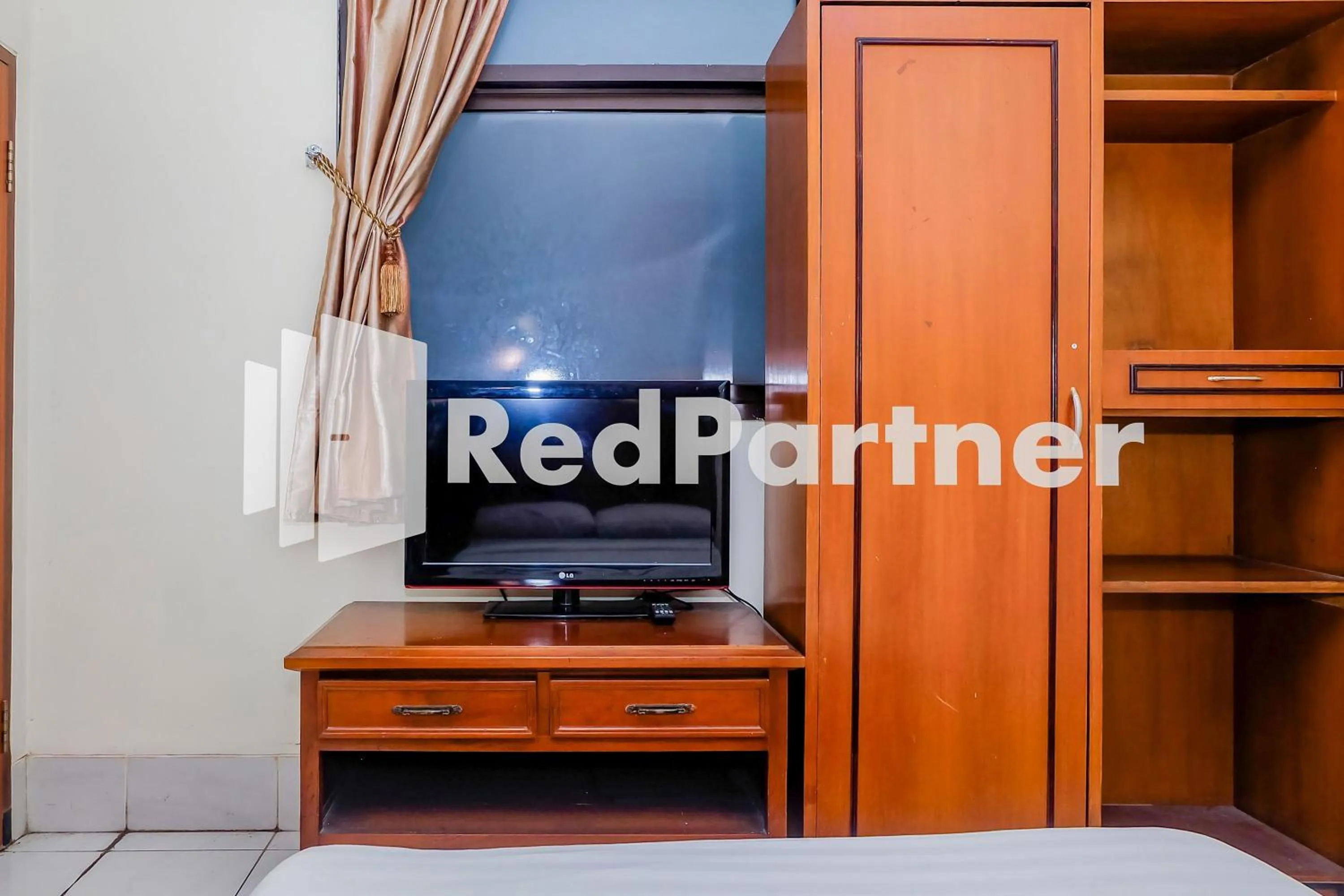 TV and multimedia in Hotel Sebelas at Jalan Palasari Mitra RedDoorz