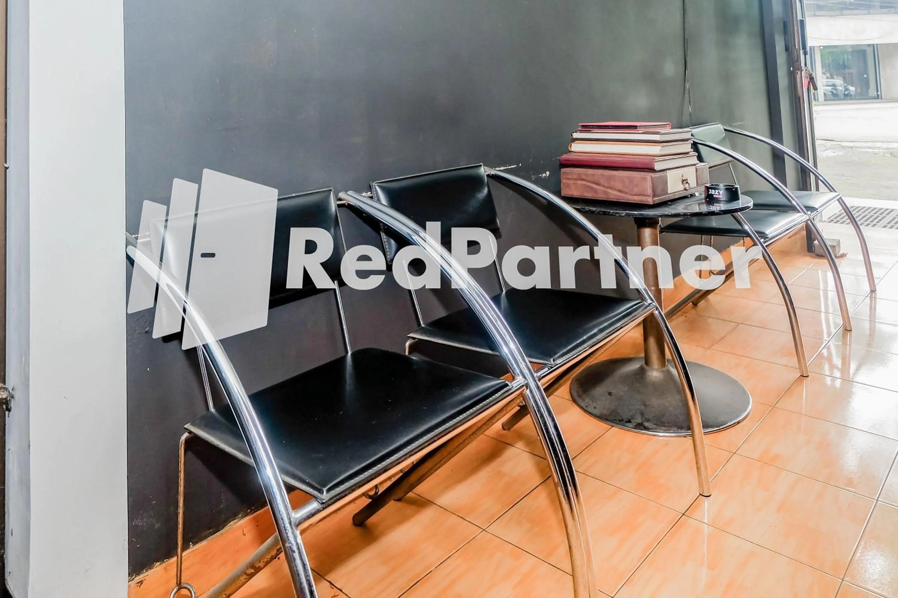 Seating area in Hotel Sebelas at Jalan Palasari Mitra RedDoorz