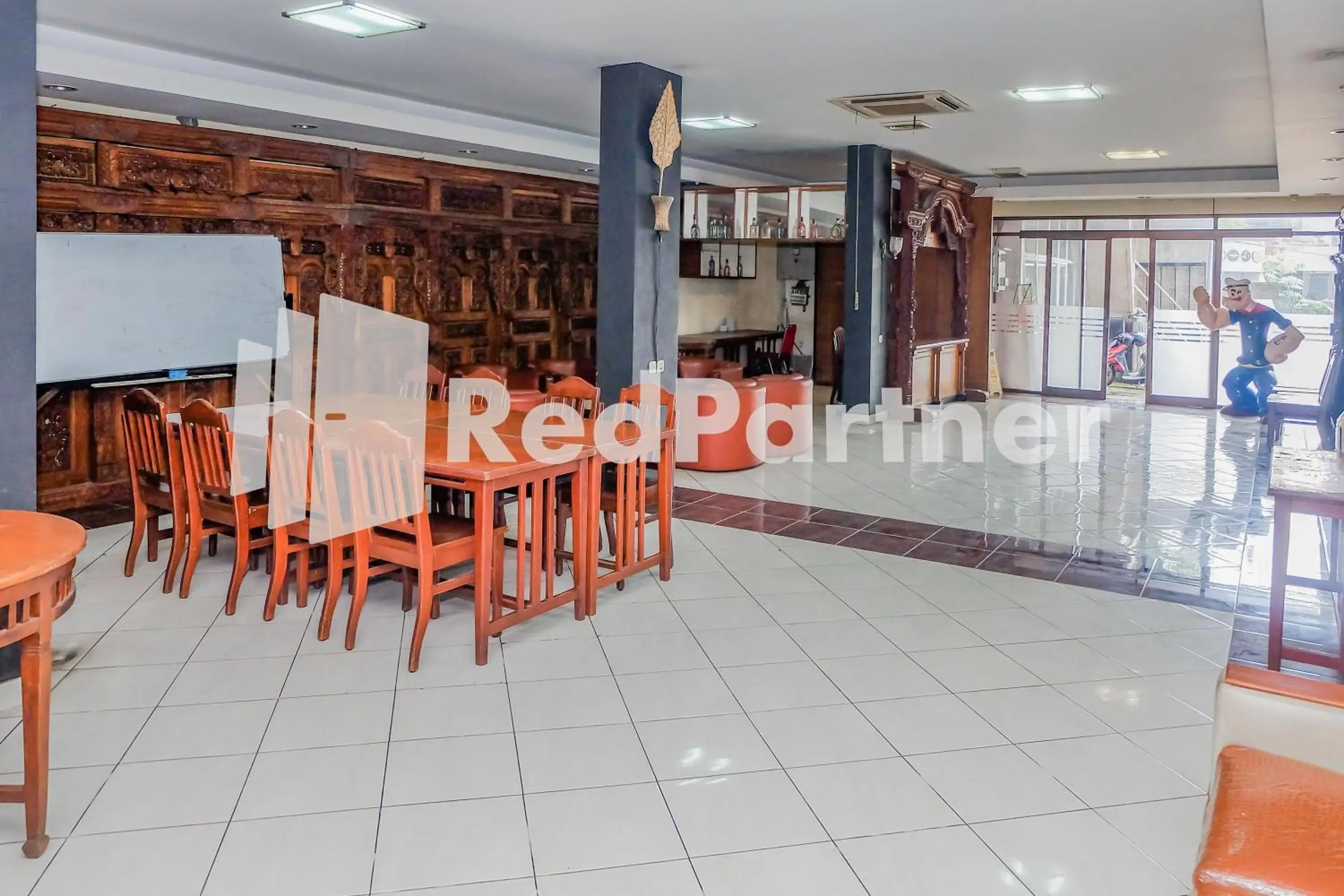Restaurant/places to eat in Hotel Sebelas at Jalan Palasari Mitra RedDoorz Restaurant/places to eat in Hotel Sebelas at Jalan Palasari Mitra RedDoorz