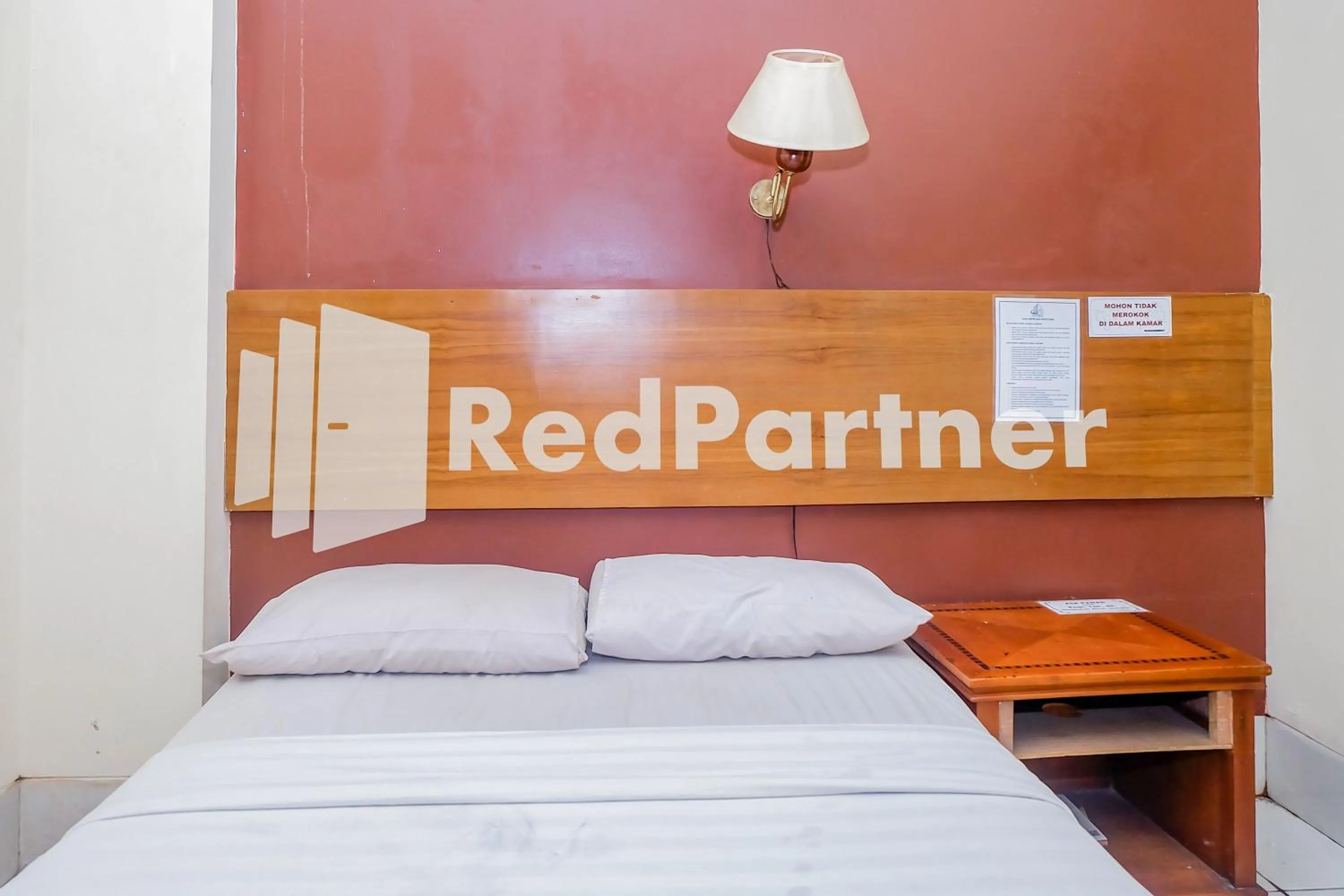 Bedroom, Bed in Hotel Sebelas at Jalan Palasari Mitra RedDoorz