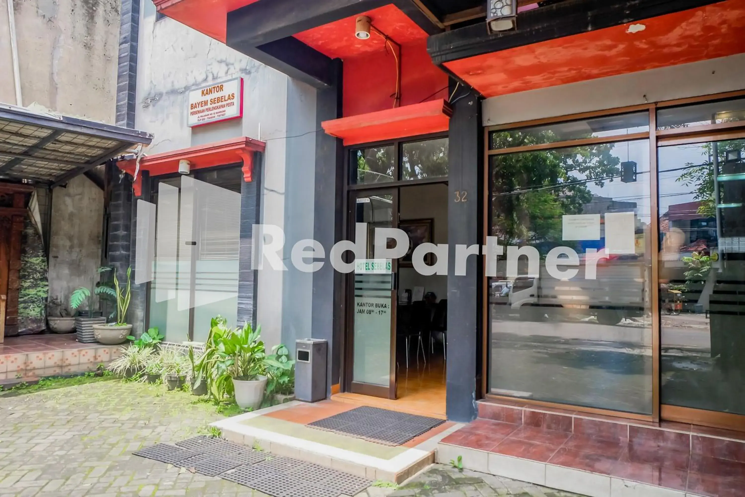 Property building in Hotel Sebelas at Jalan Palasari Mitra RedDoorz Property building in Hotel Sebelas at Jalan Palasari Mitra RedDoorz