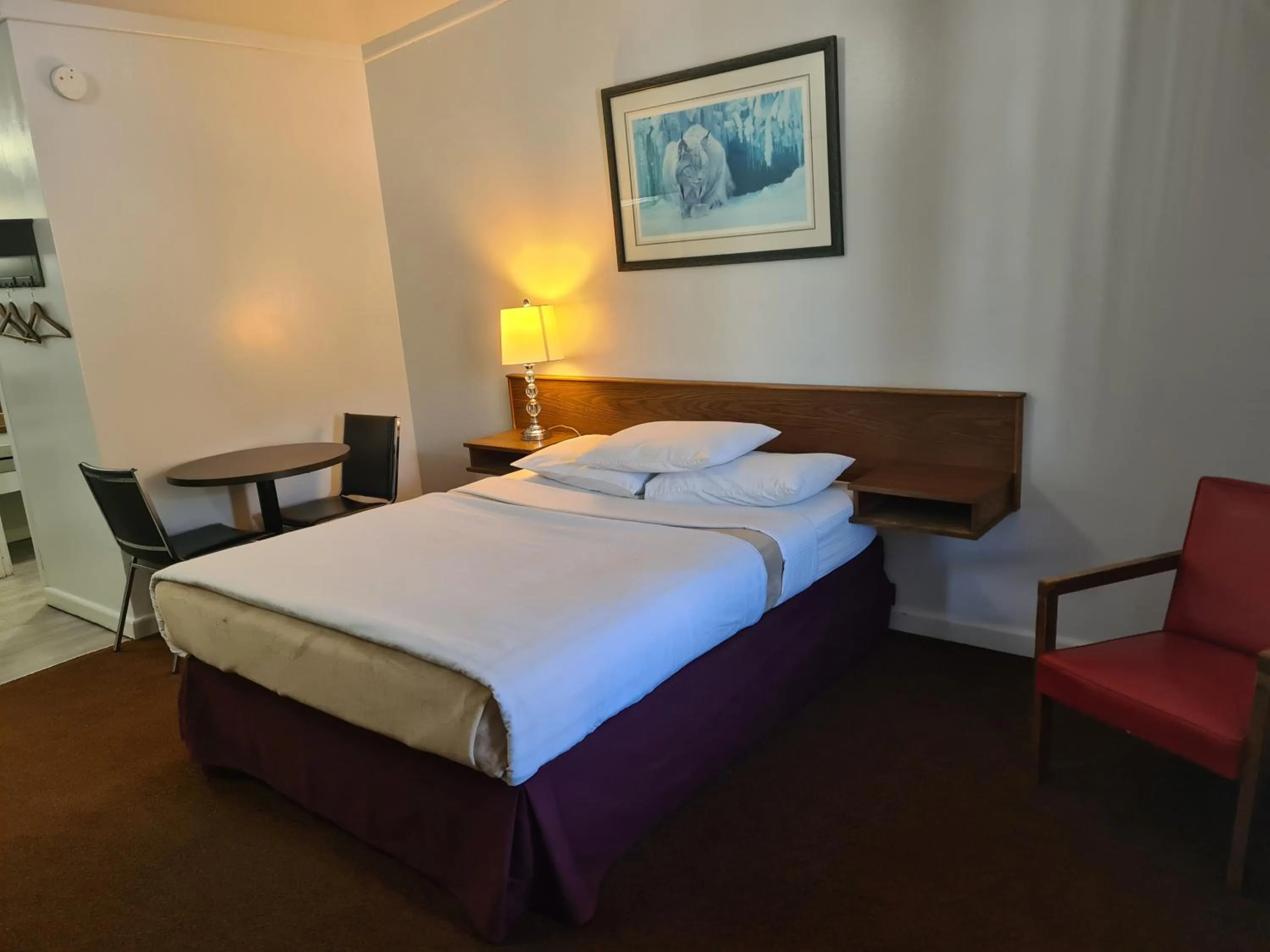 Bed in Sundowner Motel